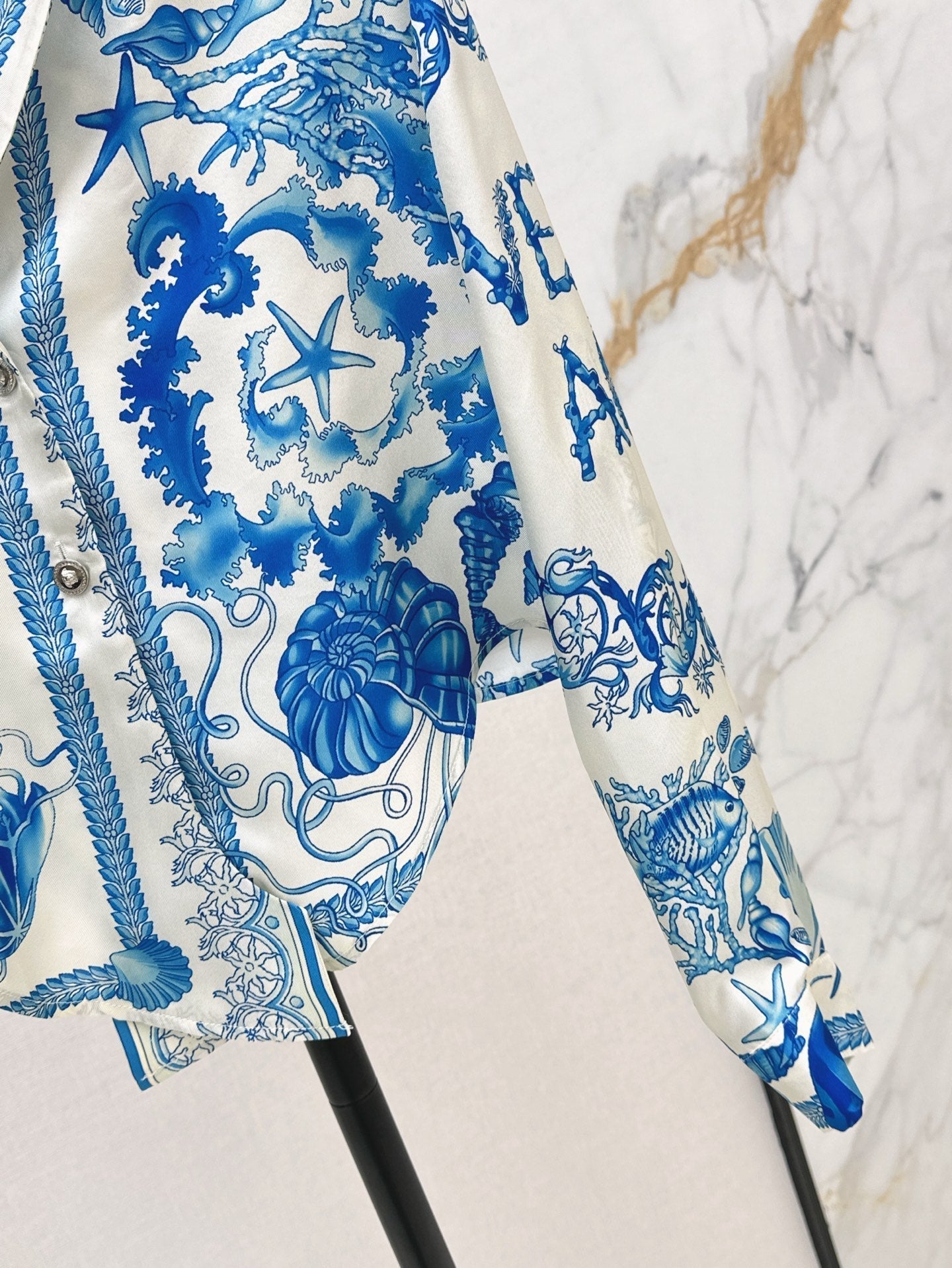 Versa* 25ss printed silk crop shirt