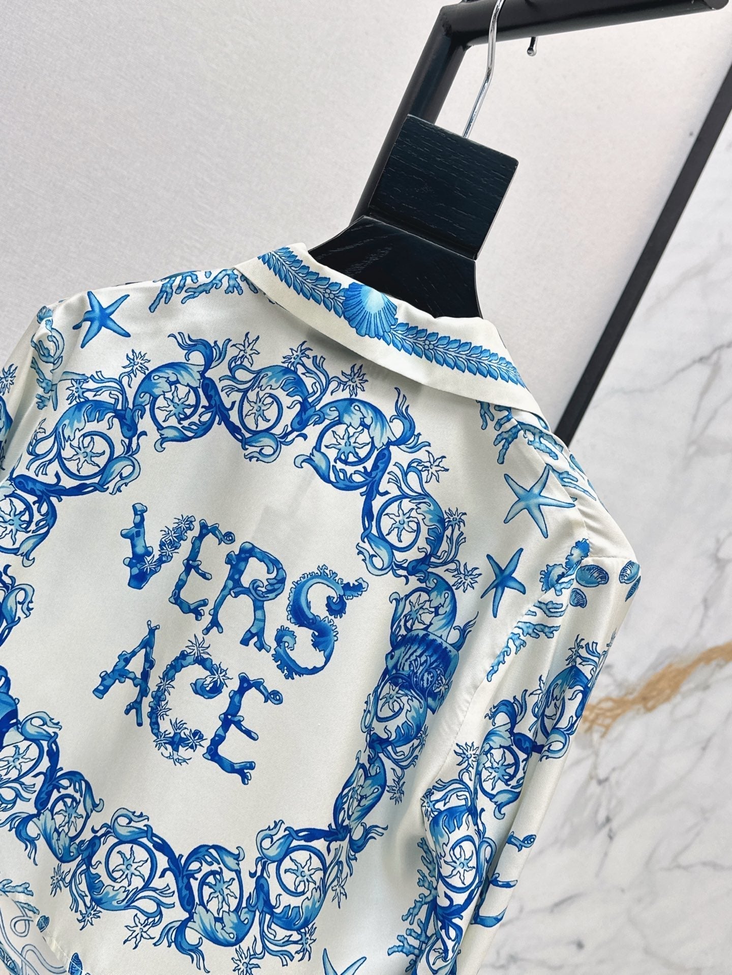 Versa* 25ss printed silk crop shirt