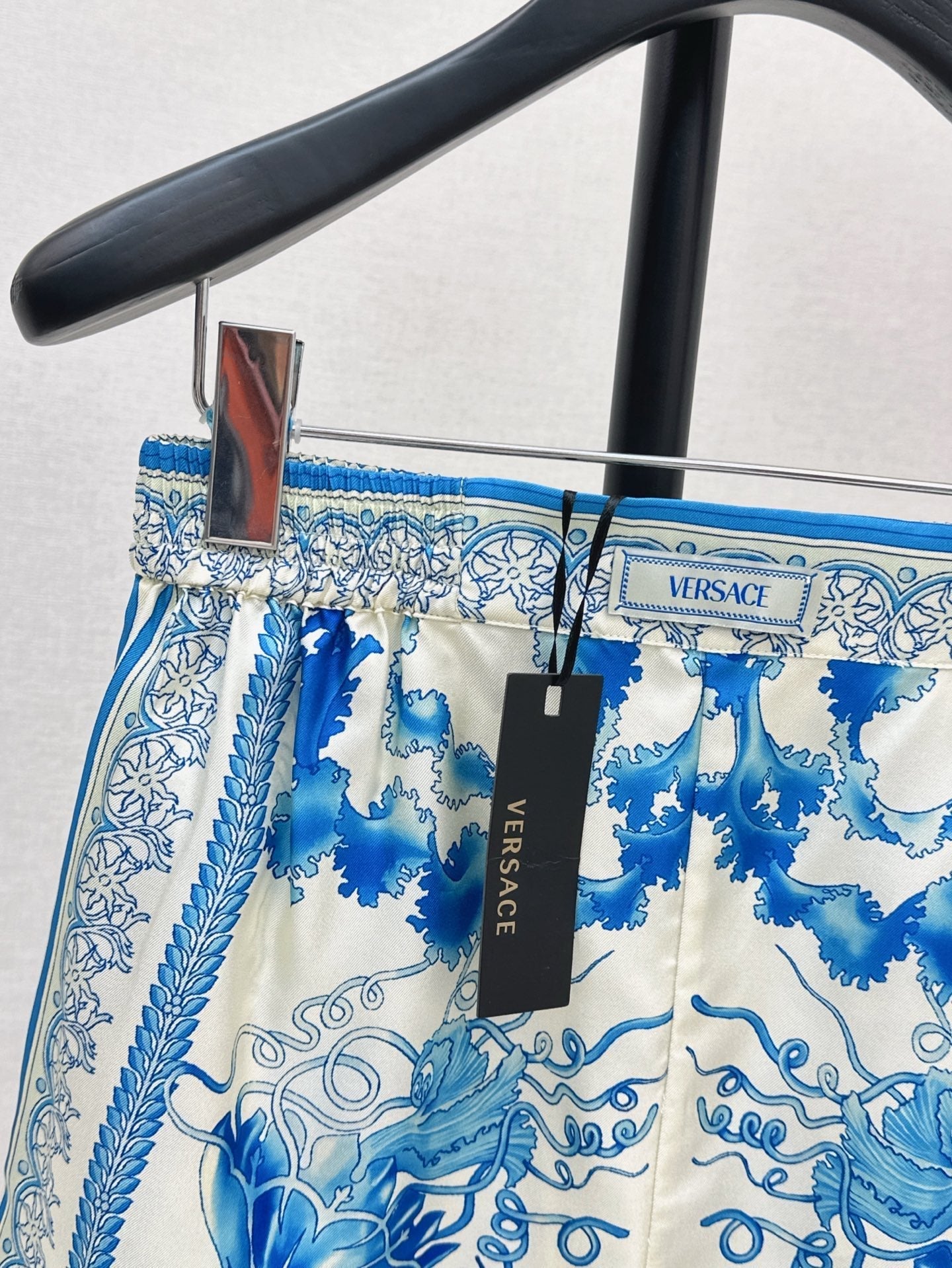 Versa* 25ss printed silk shorts