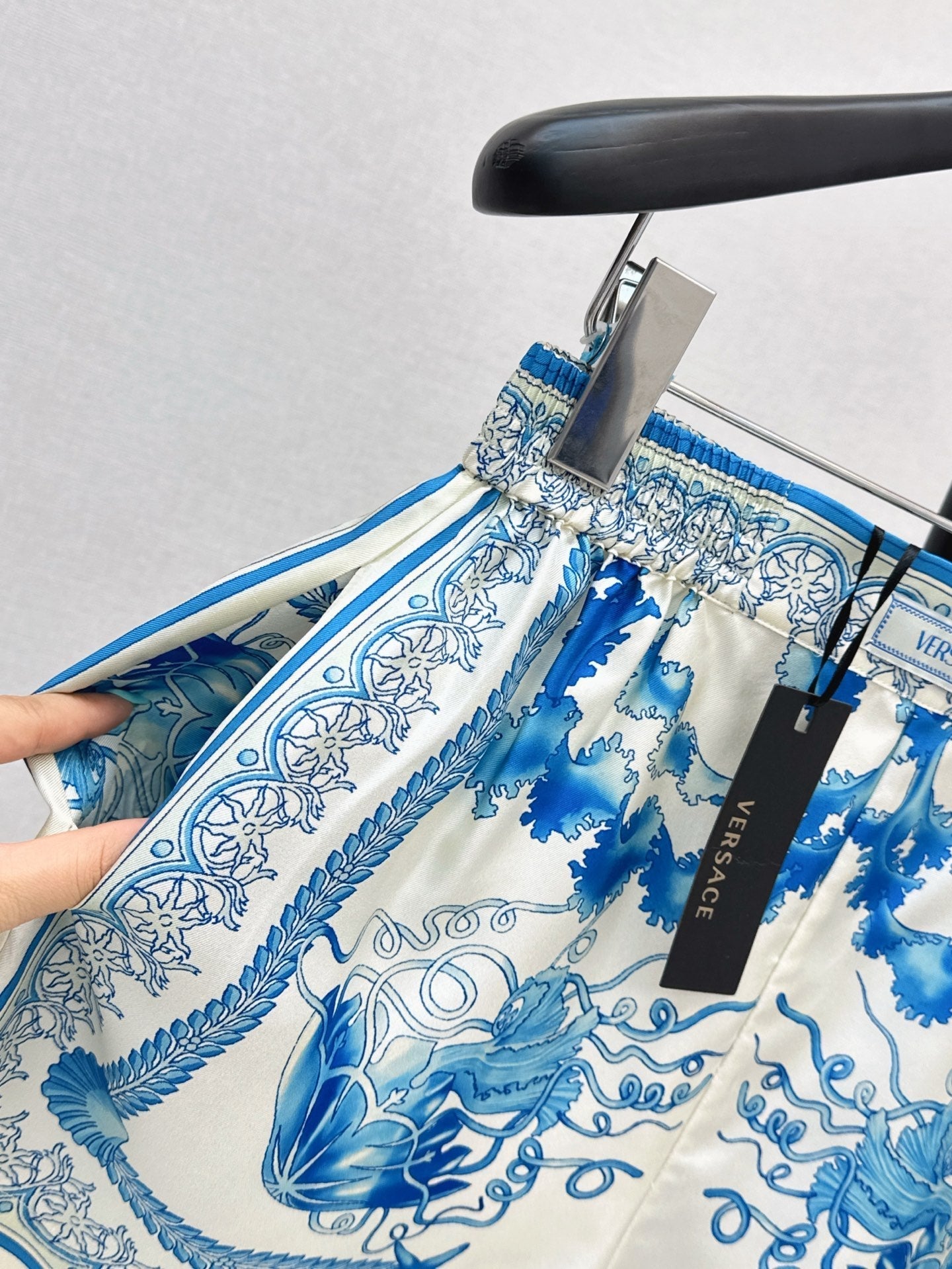 Versa* 25ss printed silk shorts