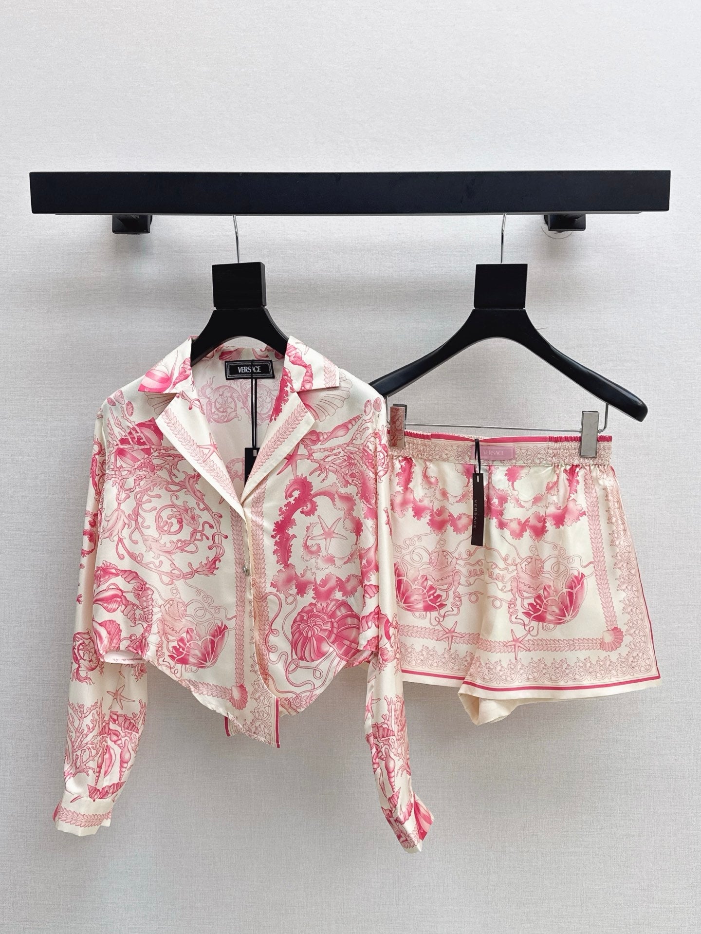 Versa* 25ss printed silk shorts