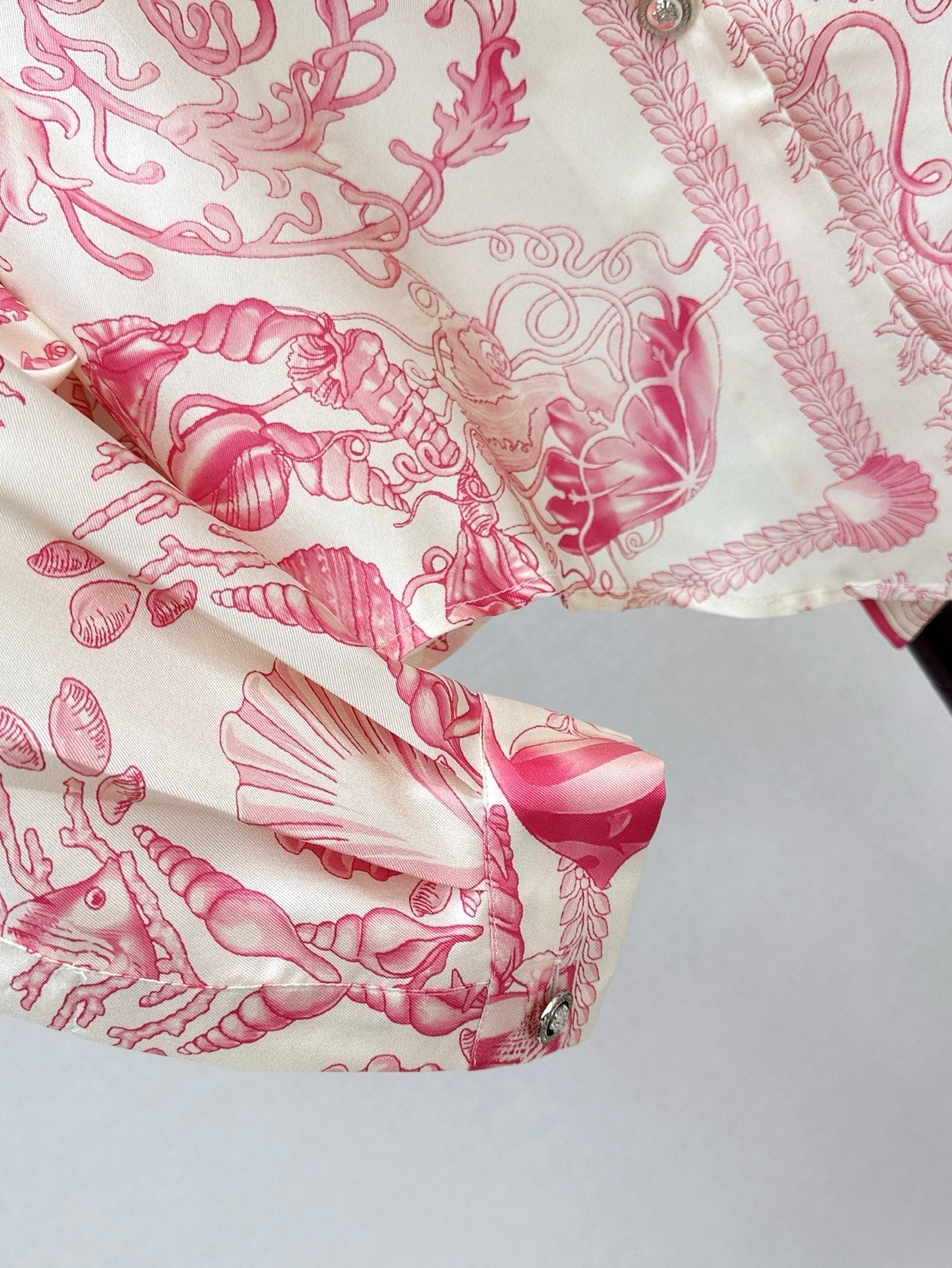 Versa* 25ss printed silk crop shirt