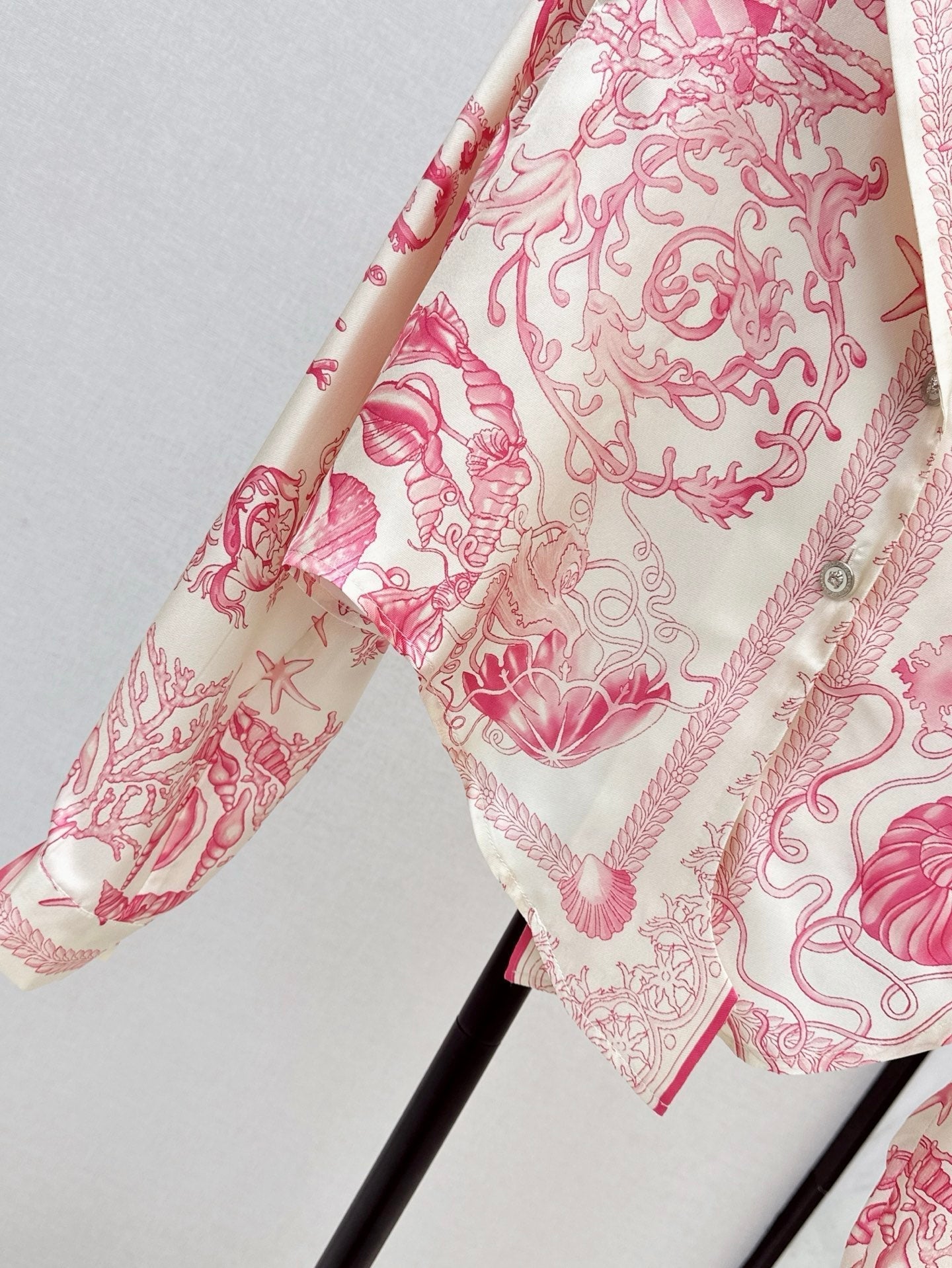 Versa* 25ss printed silk crop shirt