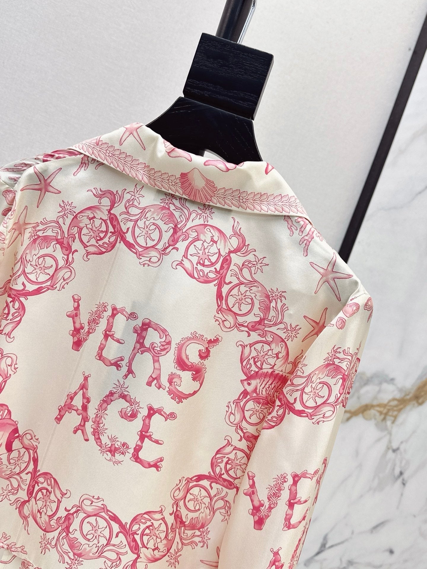 Versa* 25ss printed silk crop shirt