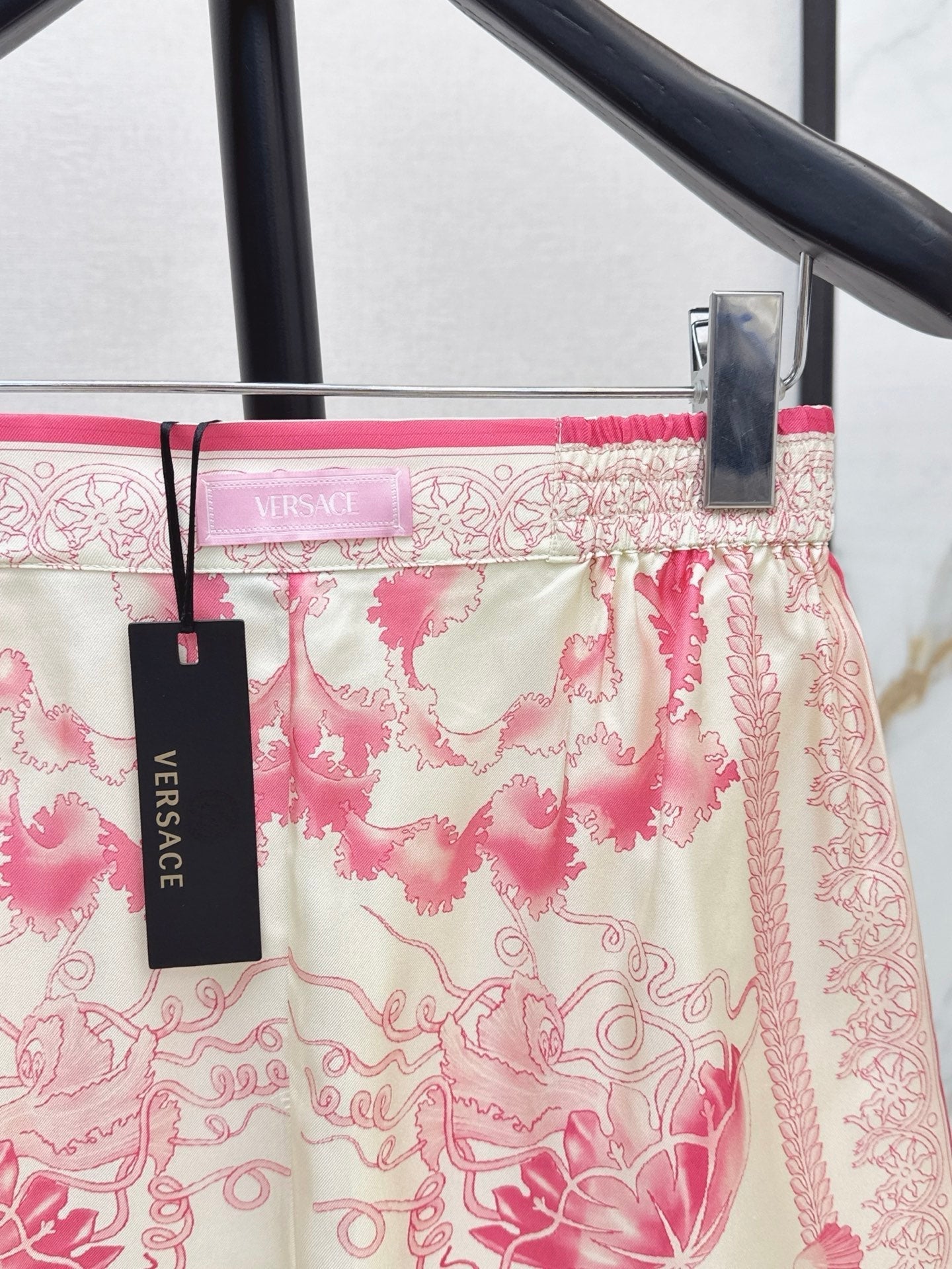 Versa* 25ss printed silk shorts