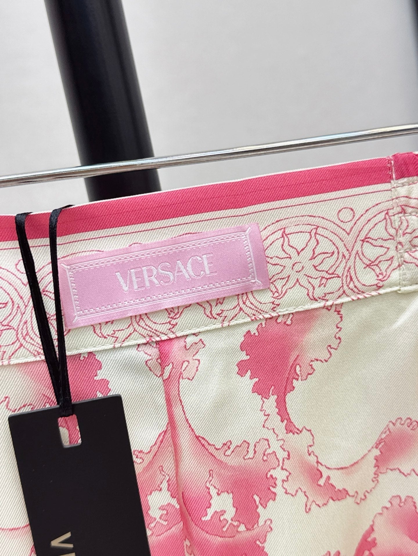 Versa* 25ss printed silk shorts