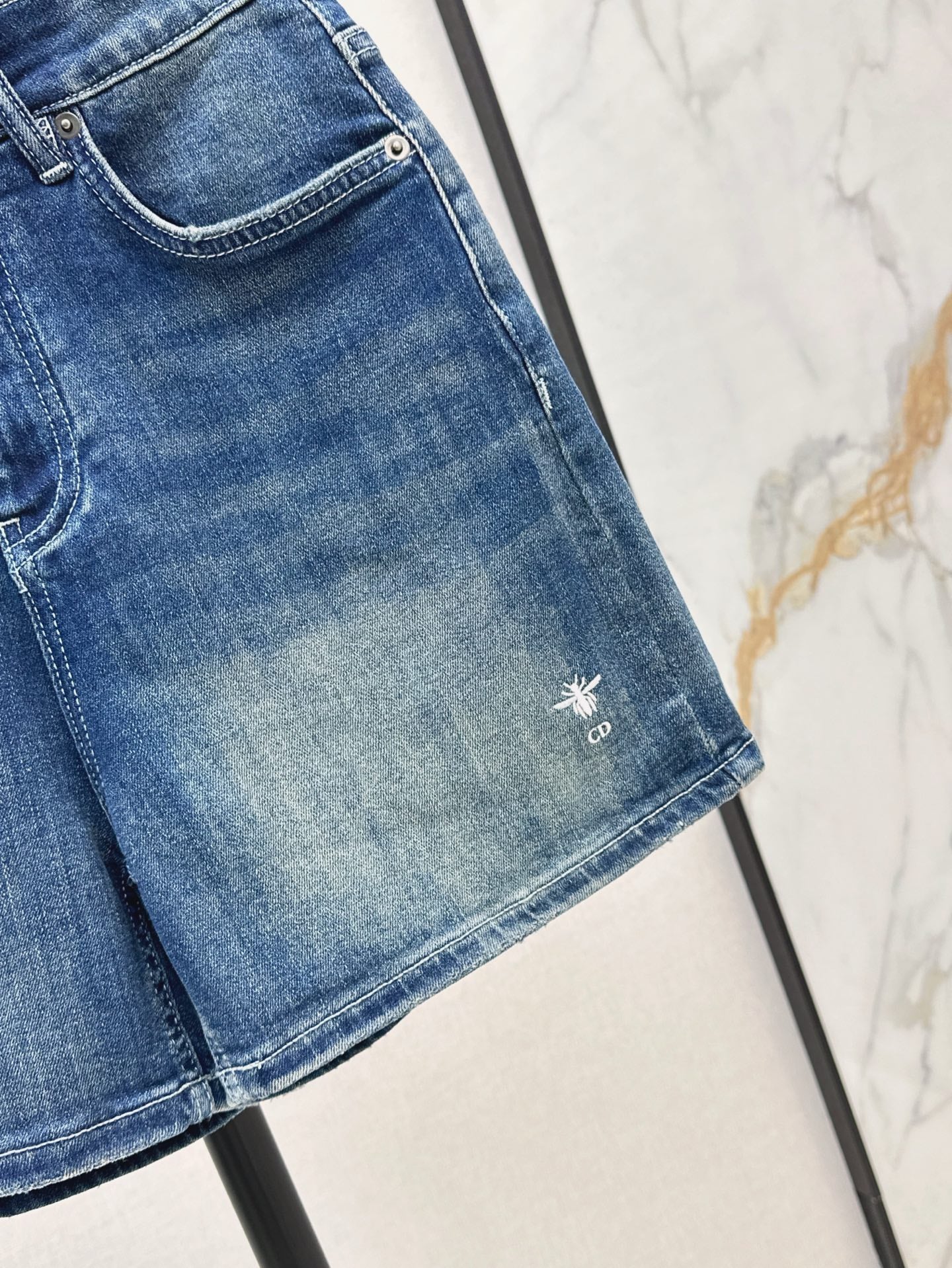 D*r 25ss bee embroidered denim shorts