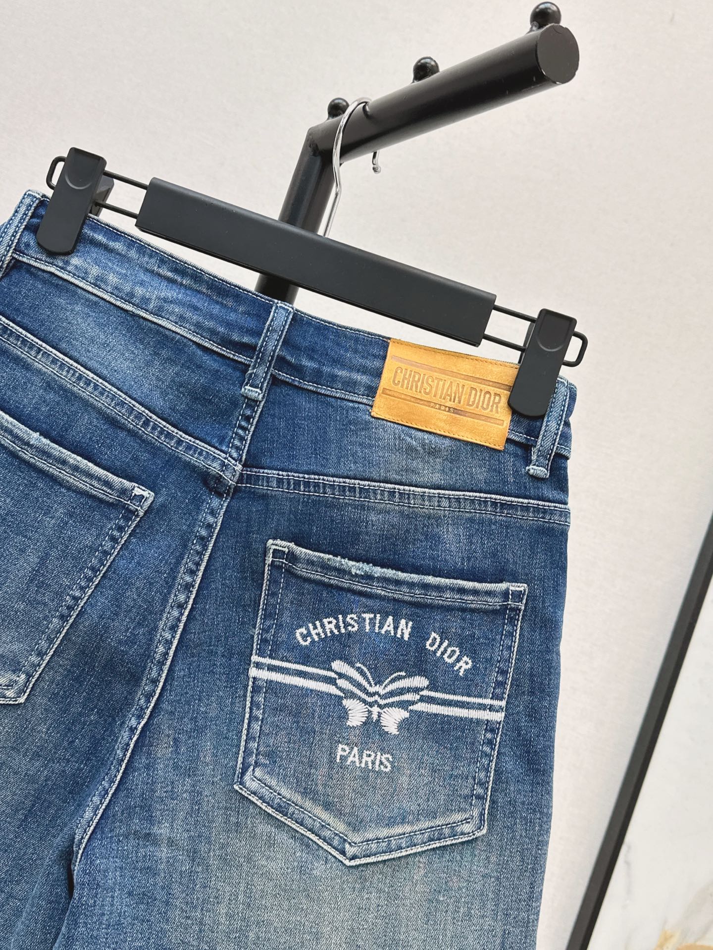 D*r 25ss bee embroidered denim shorts