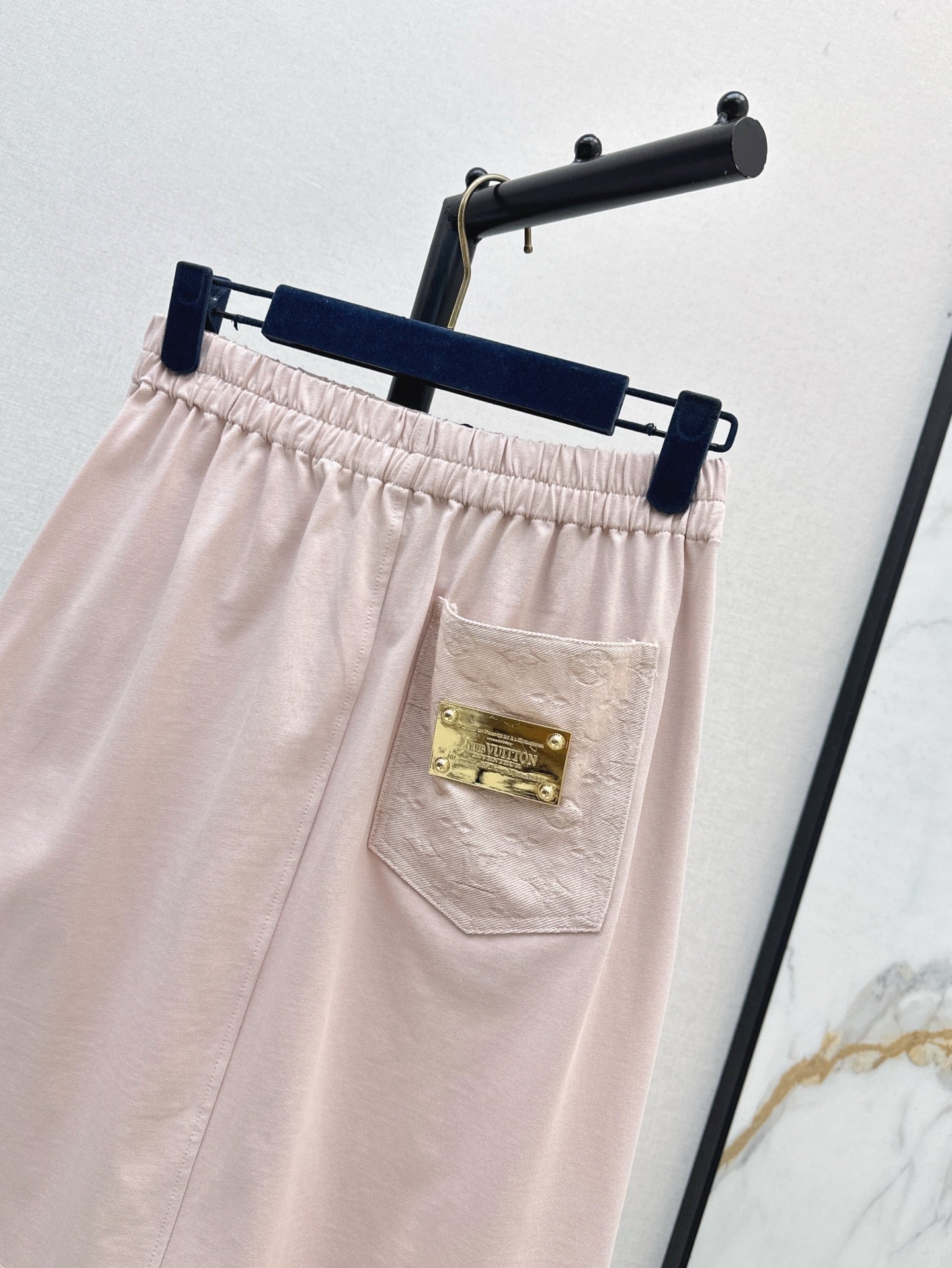 Loui* 25ss signature pocket back skirt