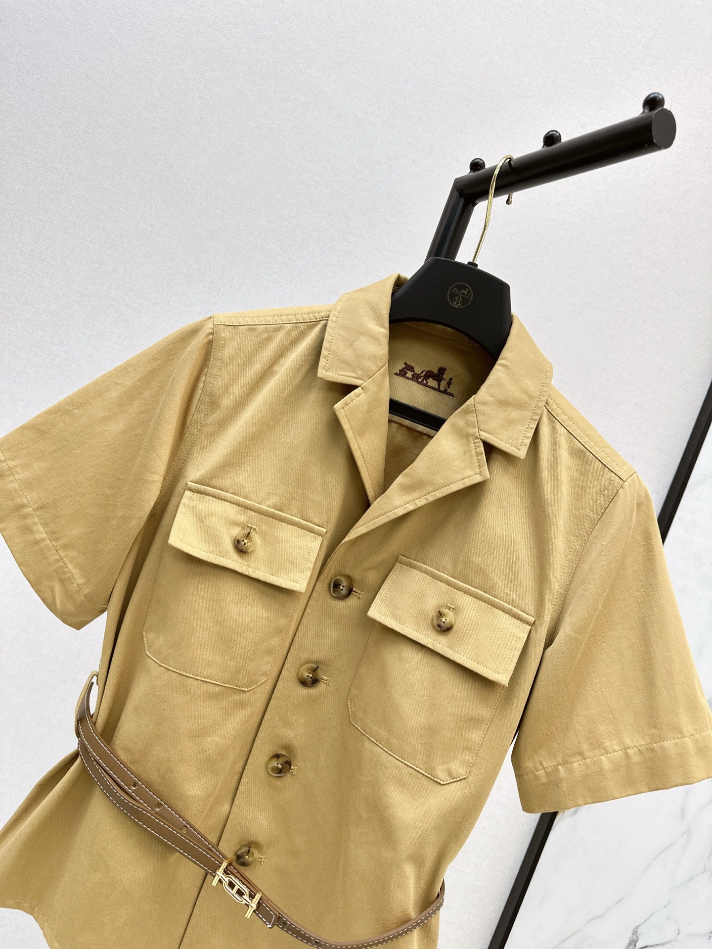 Herm* 25ss short-sleeve belted top