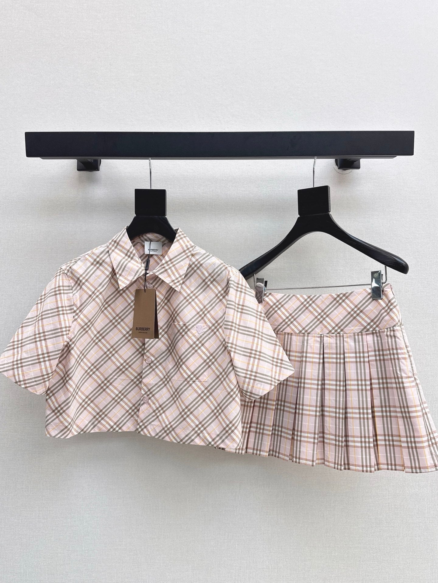 Bur* 25ss check cropped shirt and pleated skirt set