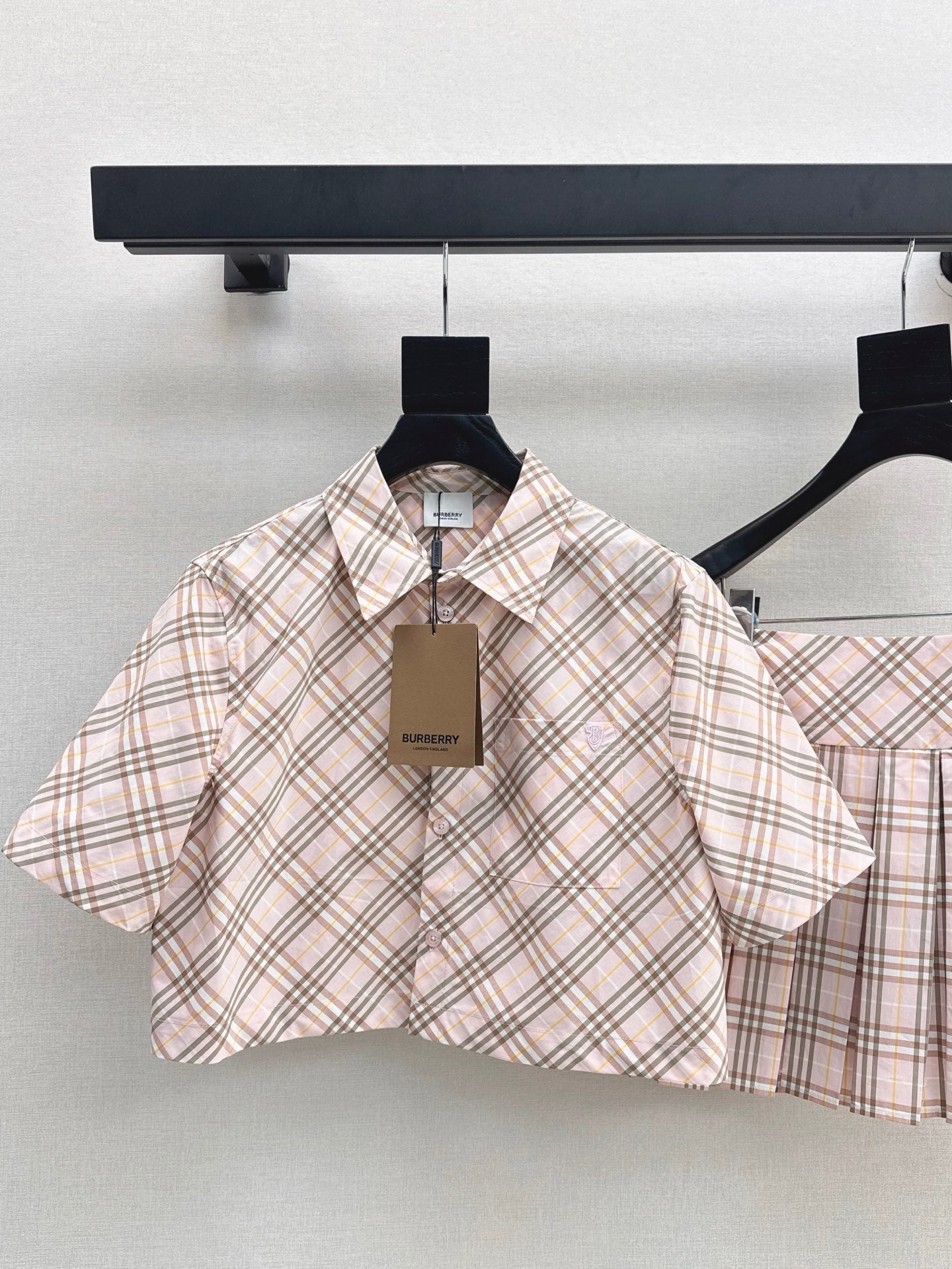 Bur* 25ss check cropped shirt and pleated skirt set