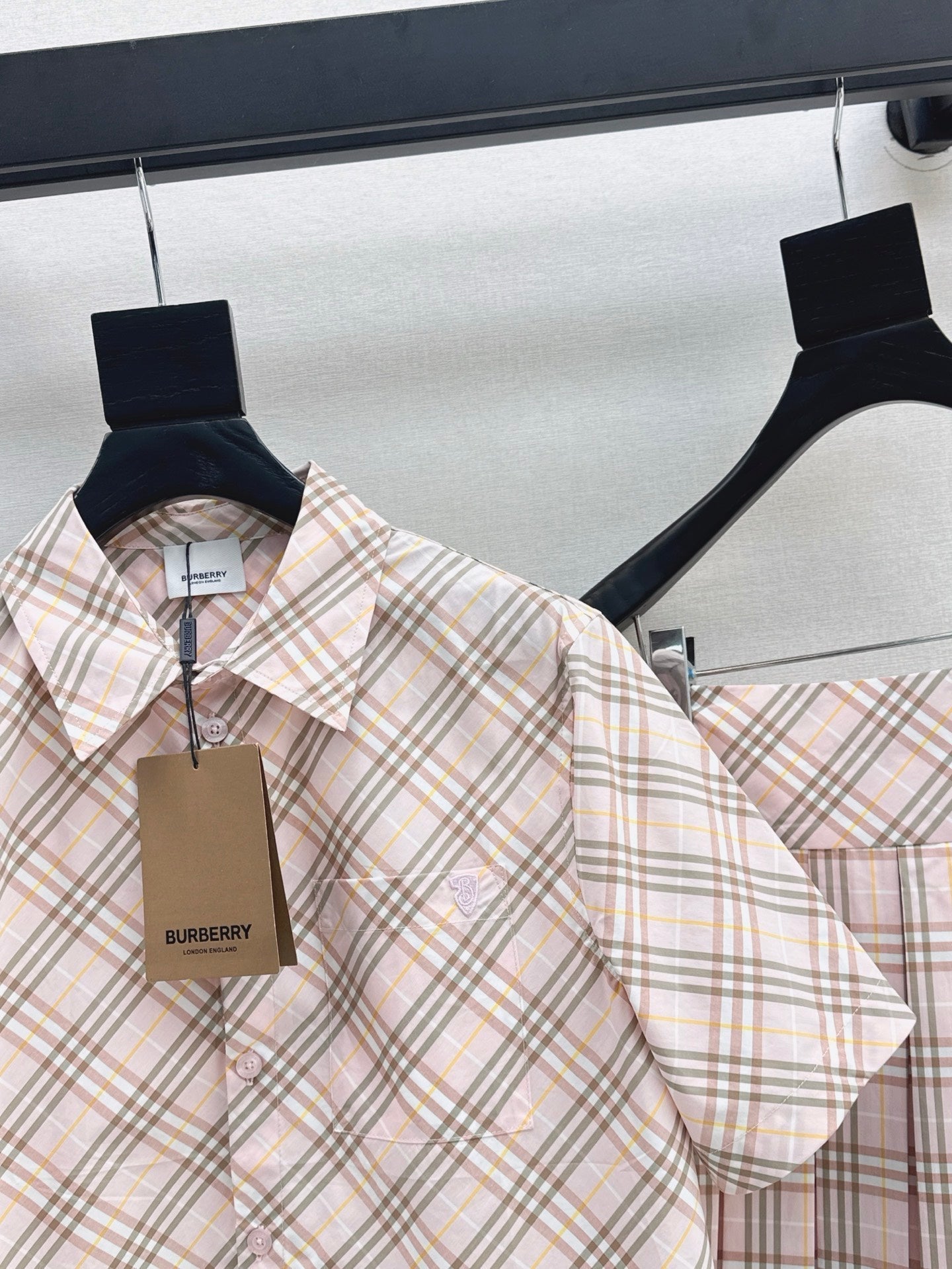 Bur* 25ss check cropped shirt and pleated skirt set