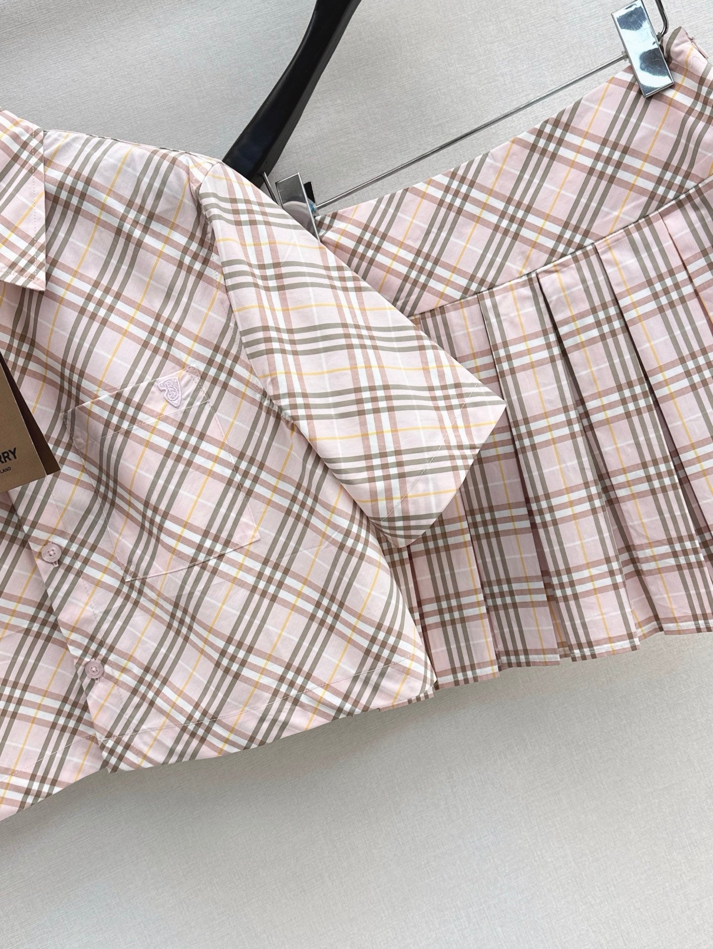 Bur* 25ss check cropped shirt and pleated skirt set