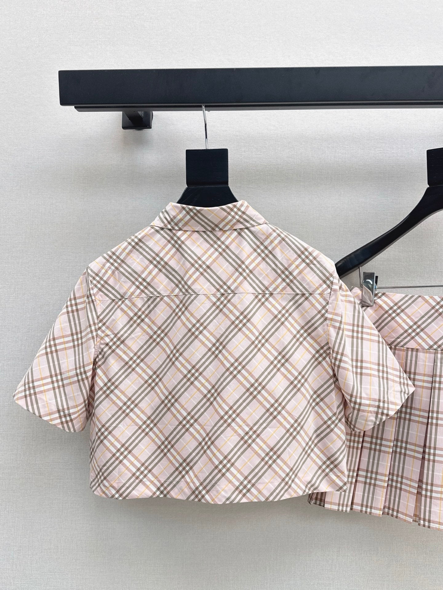Bur* 25ss check cropped shirt and pleated skirt set