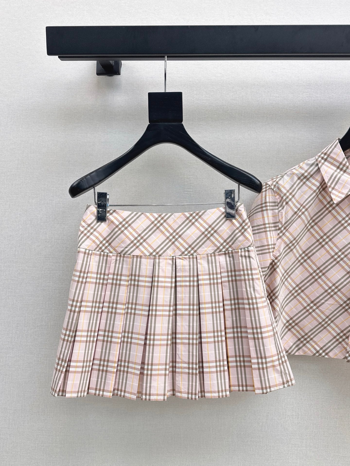 Bur* 25ss check cropped shirt and pleated skirt set