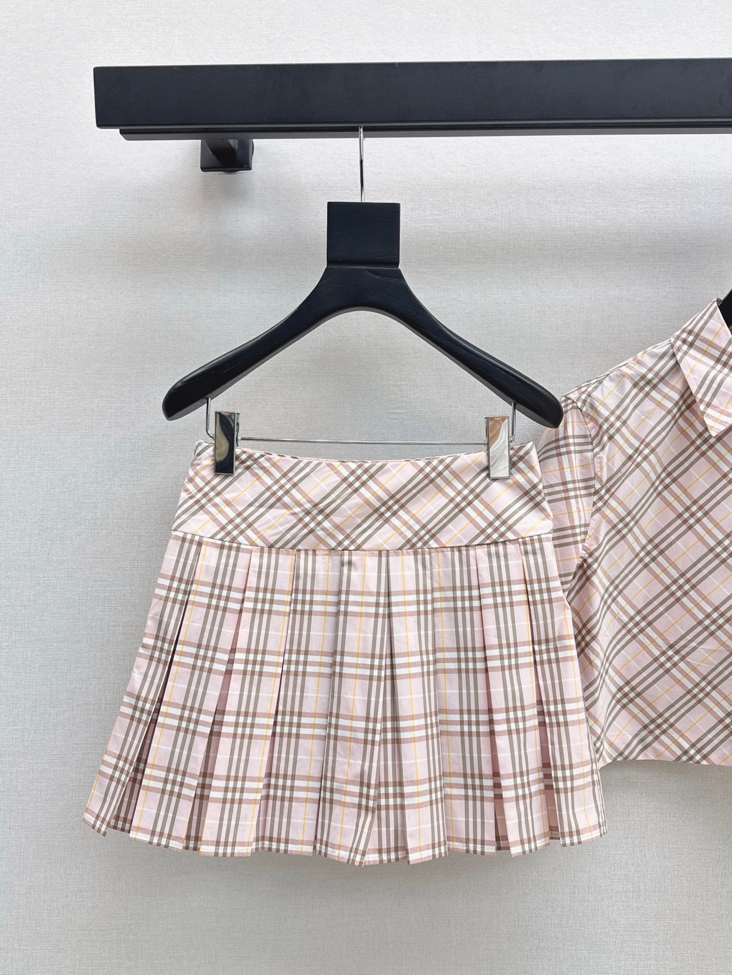 Bur* 25ss check cropped shirt and pleated skirt set