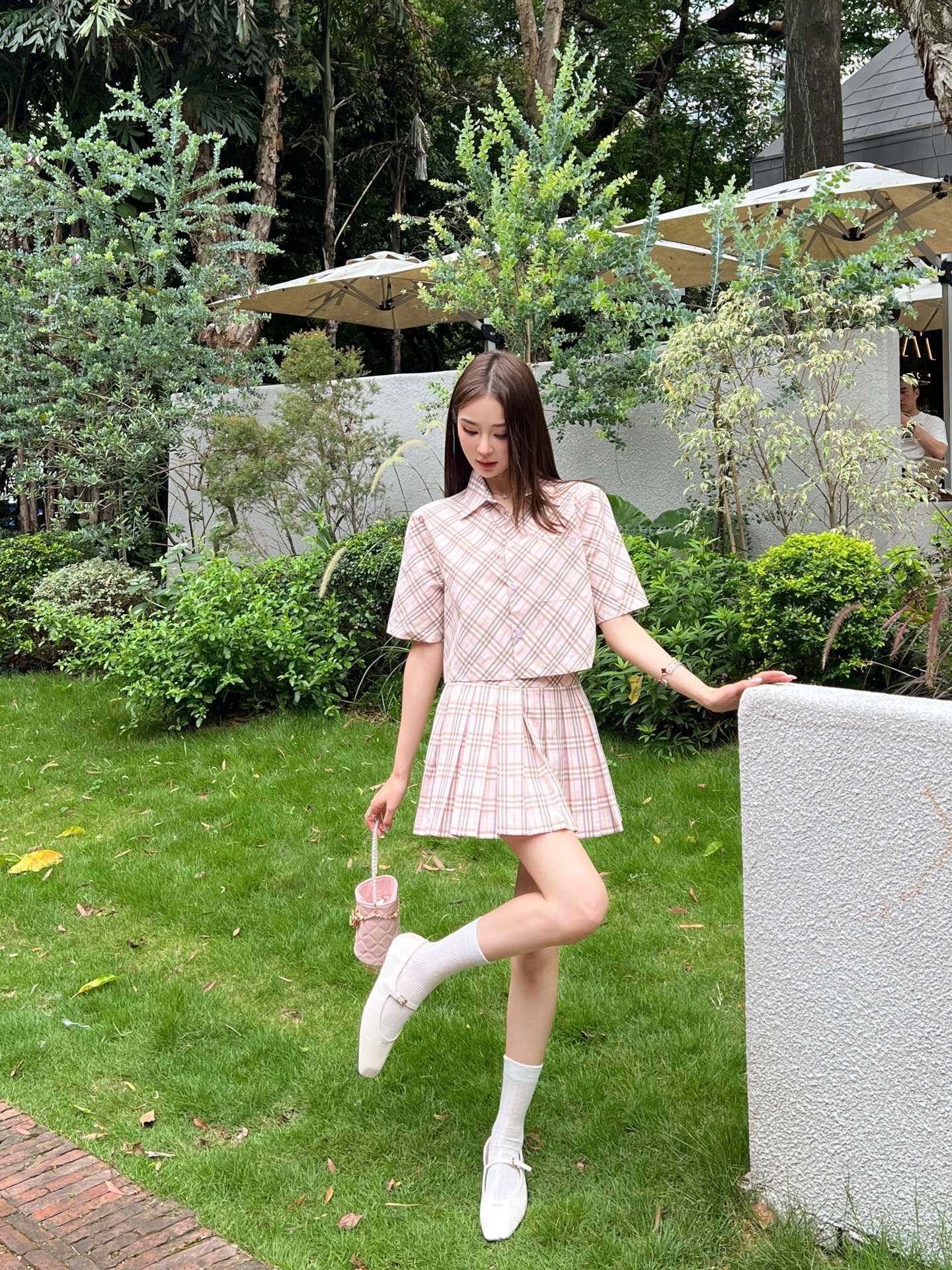 Bur* 25ss check cropped shirt and pleated skirt set