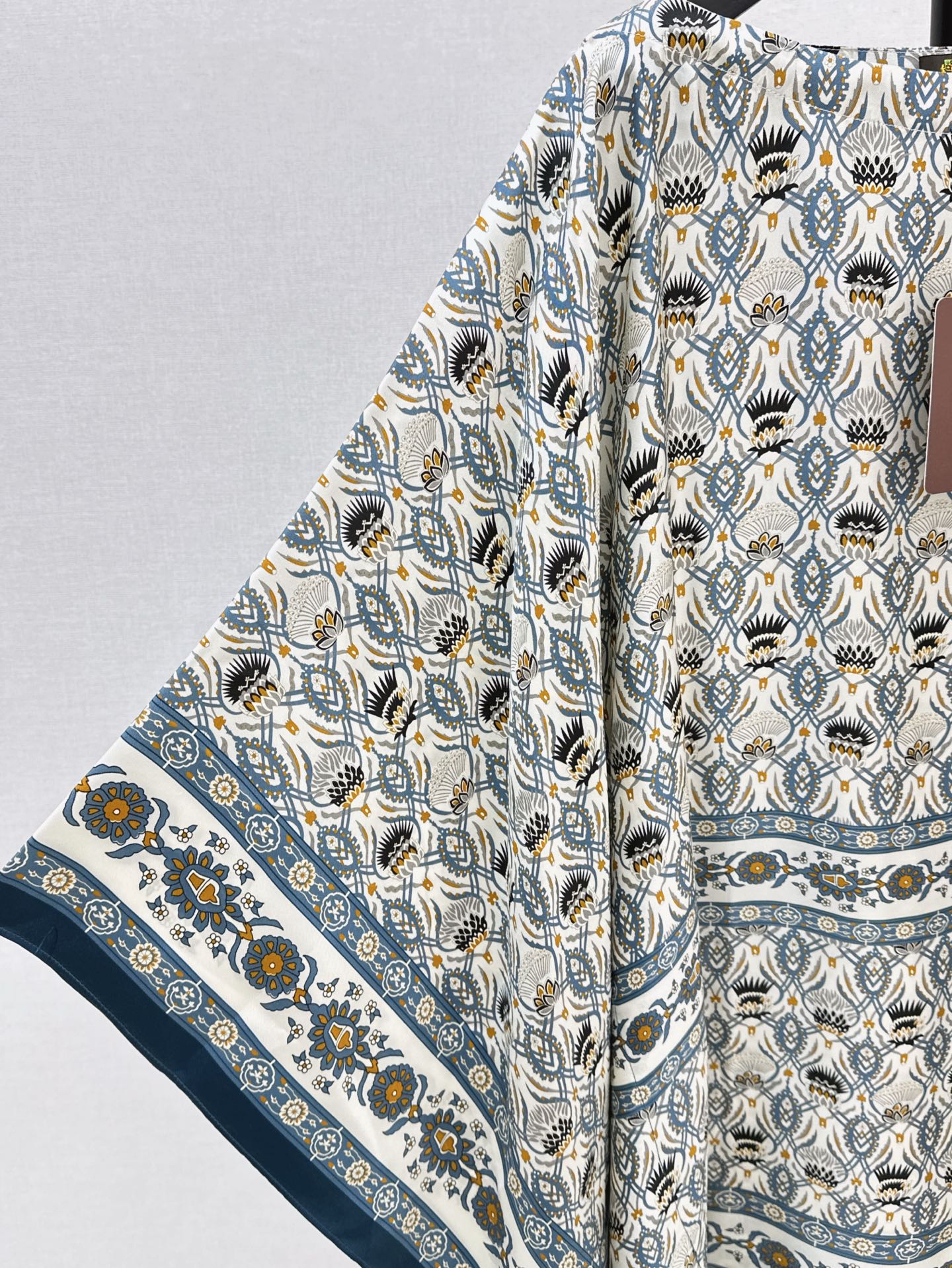 Lor*P 25ss floral silk cape dress