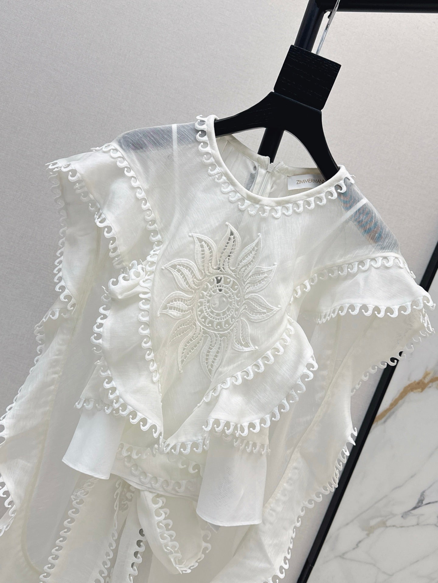 Zim* 25ss embroidered waterfall top