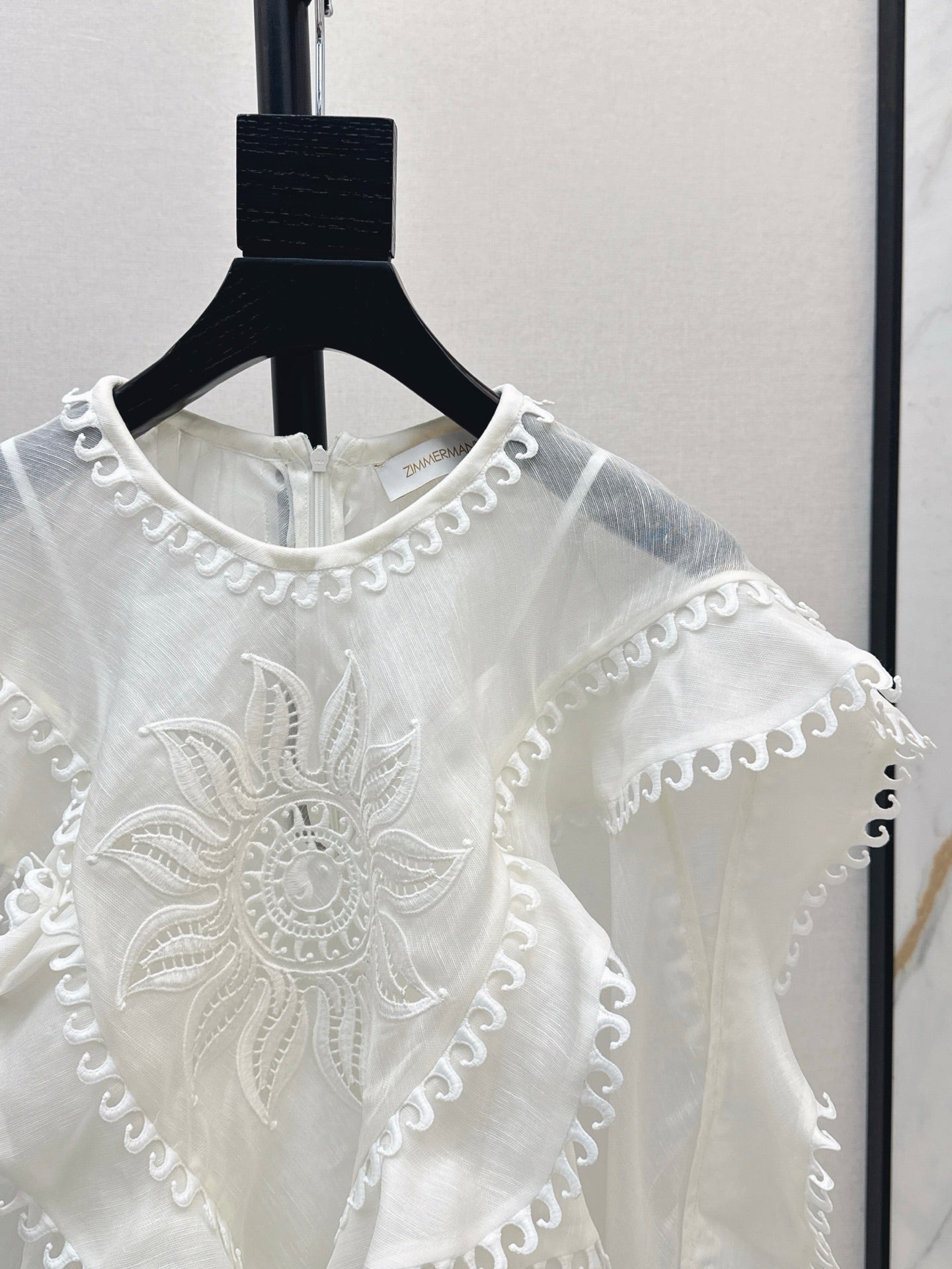 Zim* 25ss embroidered waterfall top