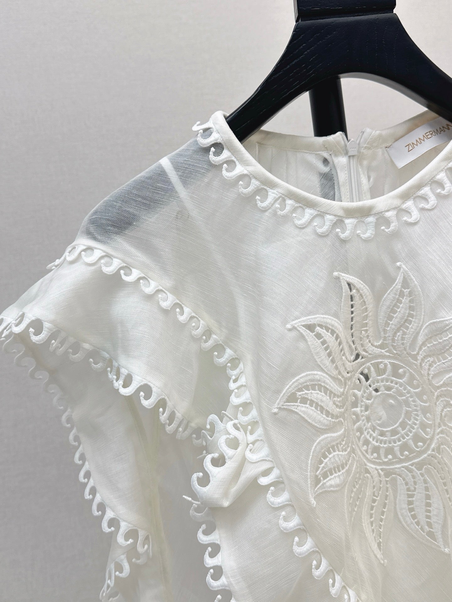 Zim* 25ss embroidered waterfall top