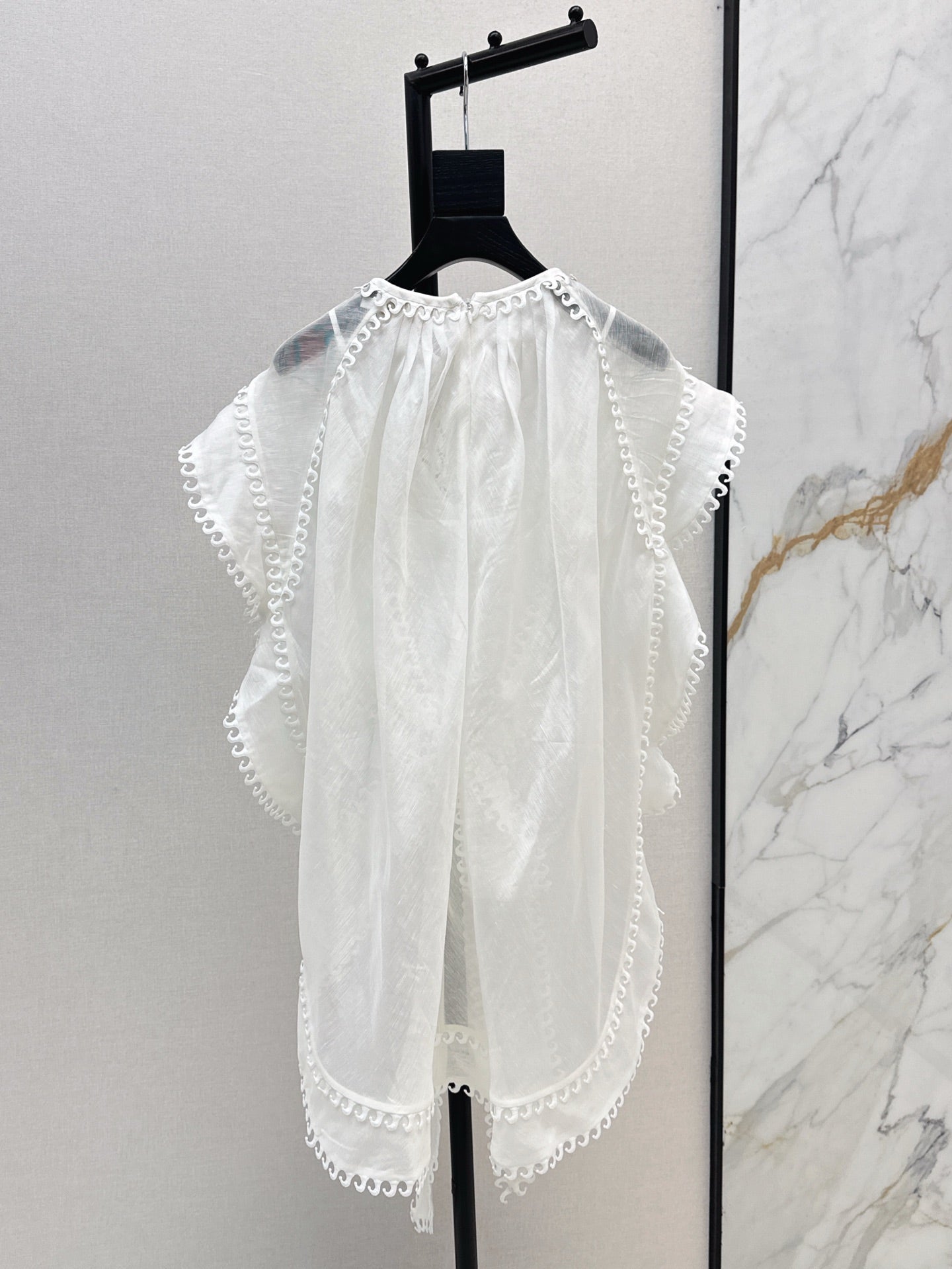 Zim* 25ss embroidered waterfall top