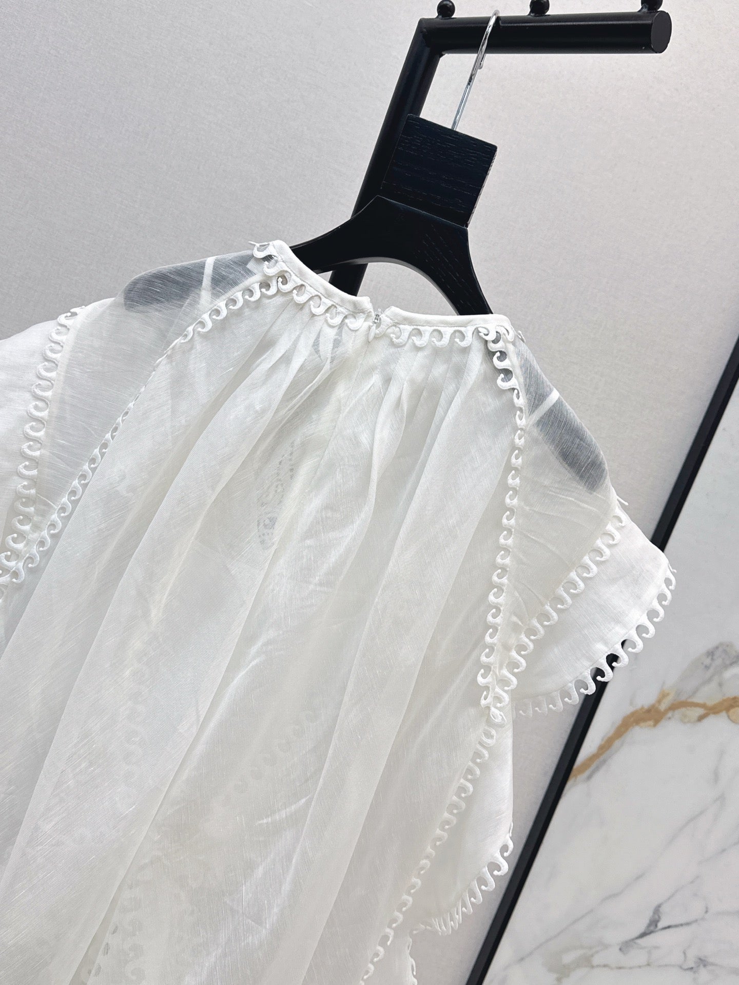 Zim* 25ss embroidered waterfall top