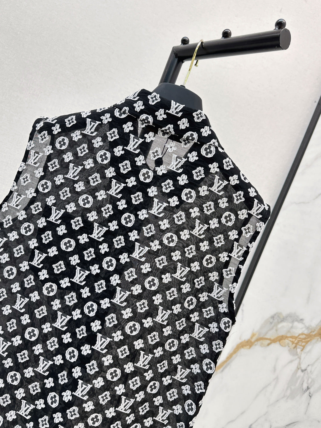 Loui* 25ss jacquard sleeveless shirt