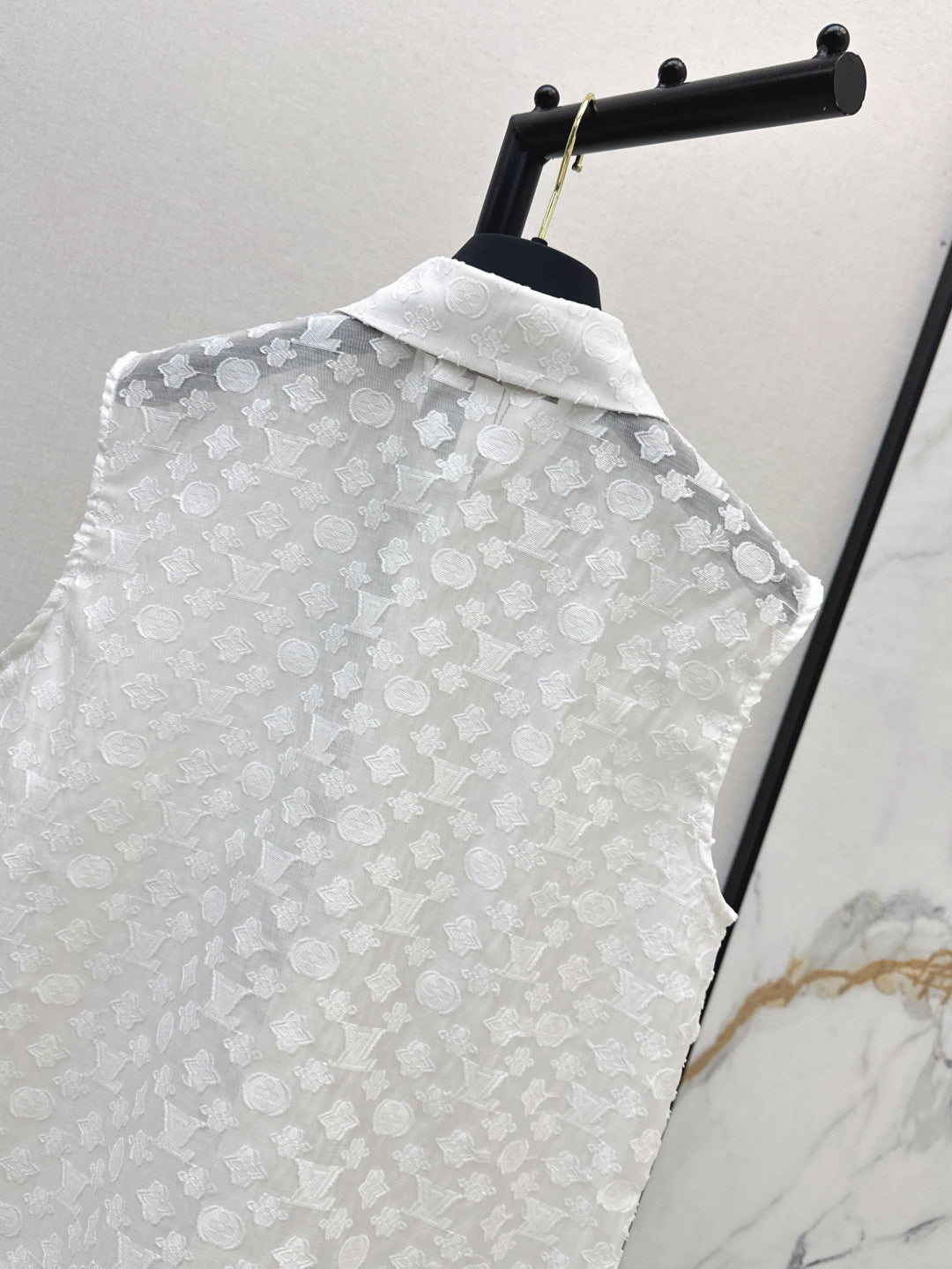 Loui* 25ss jacquard sleeveless shirt