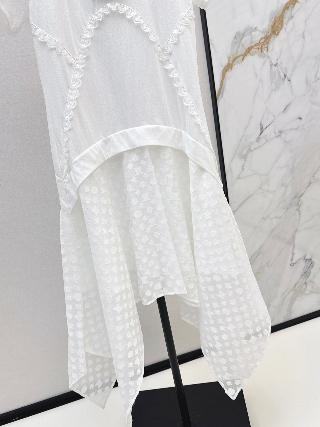 Loui* 25ss Asymmetric monogram jacquard dress