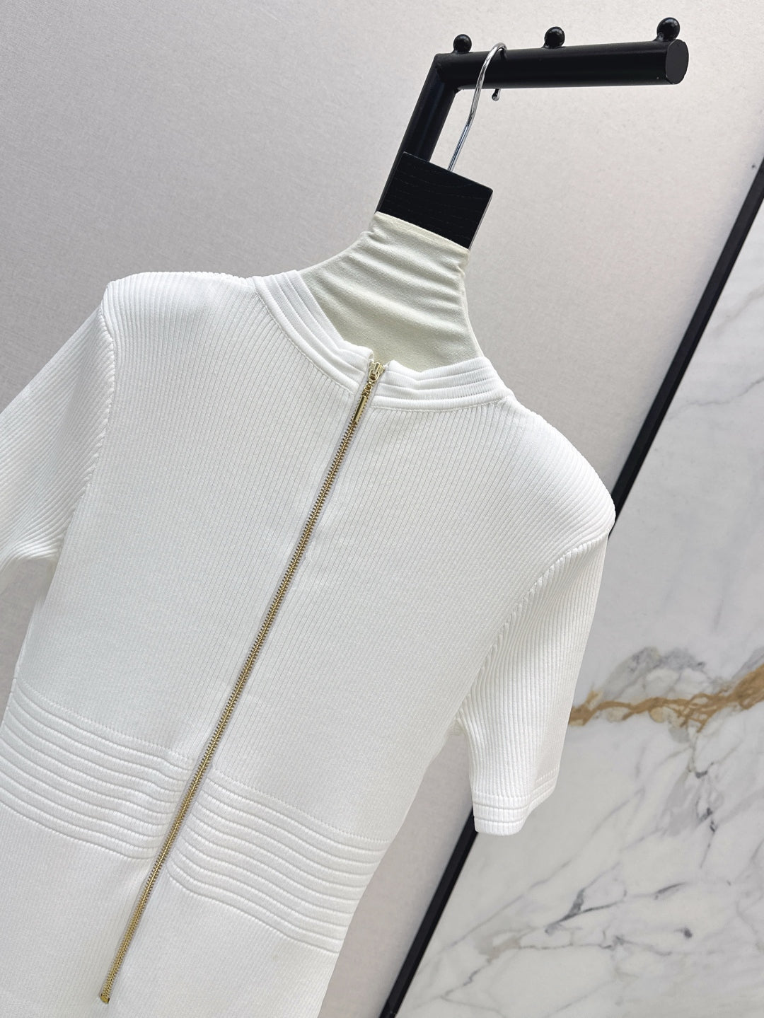 Balm* 25ss knit bodycon dress with gold buttons