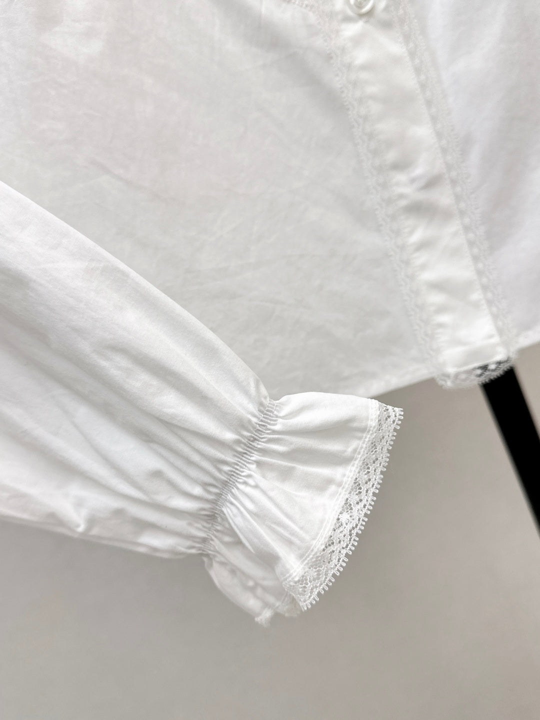 Pra* 25ss emboridered corpped shirt