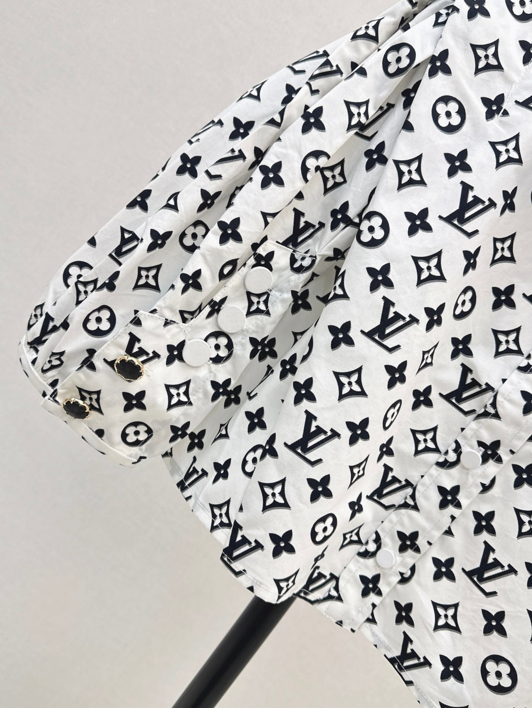 Loui* 25ss monogram cropped shirt