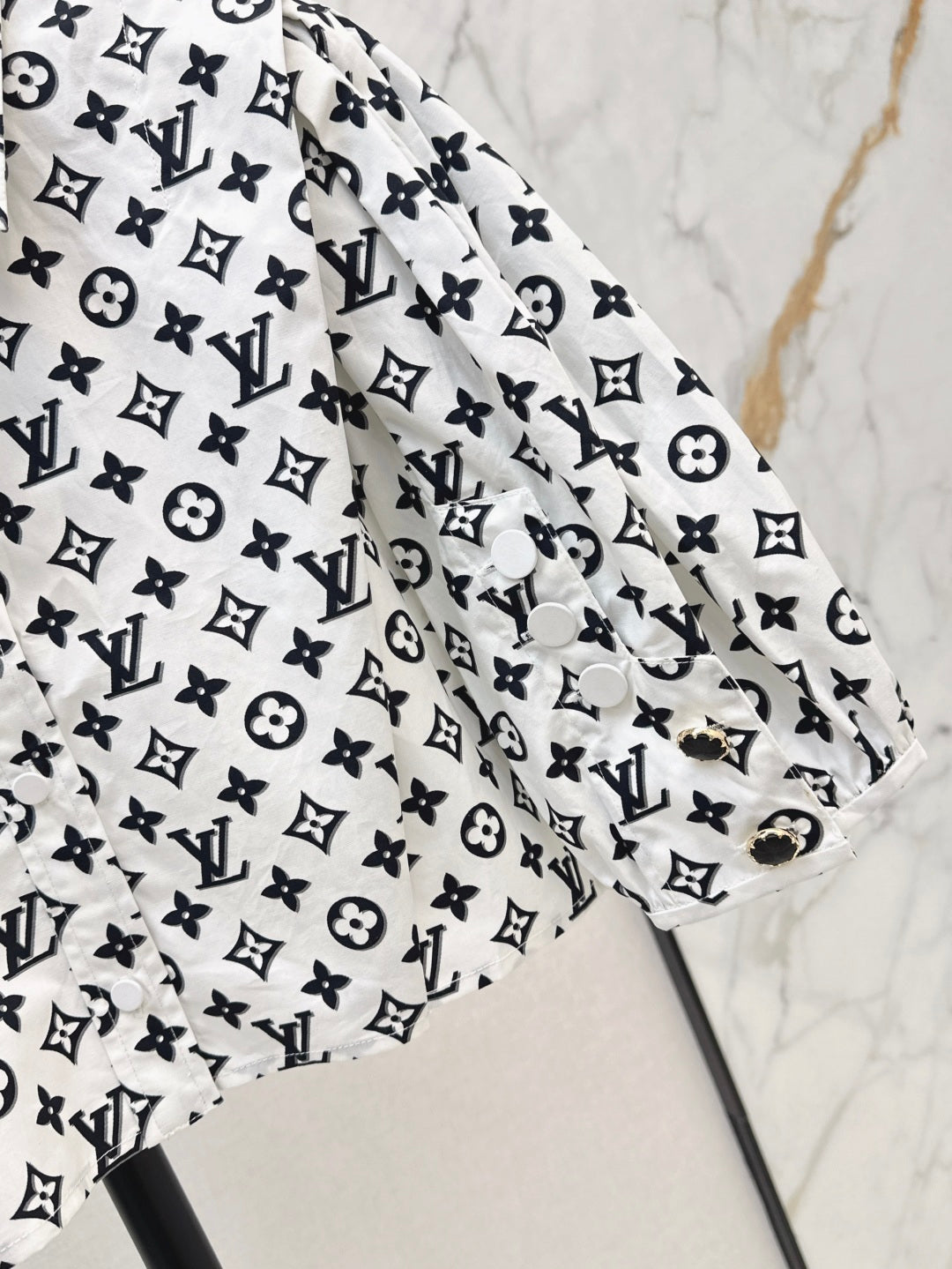 Loui* 25ss monogram cropped shirt