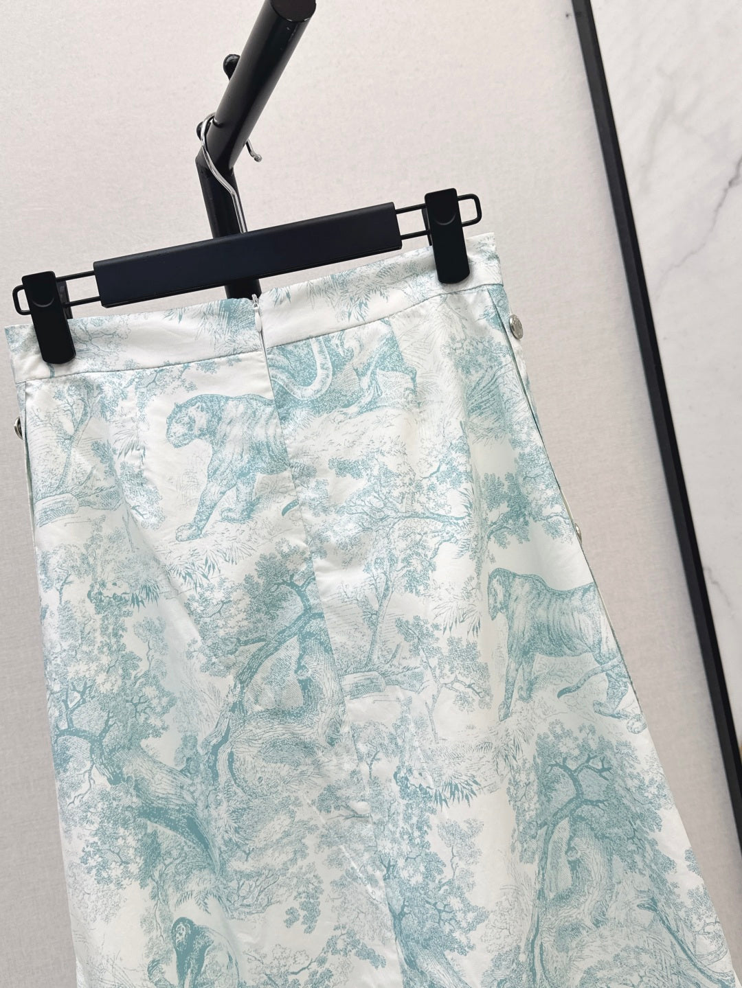 D*r 25ss mid-length flared skirt with buttons side