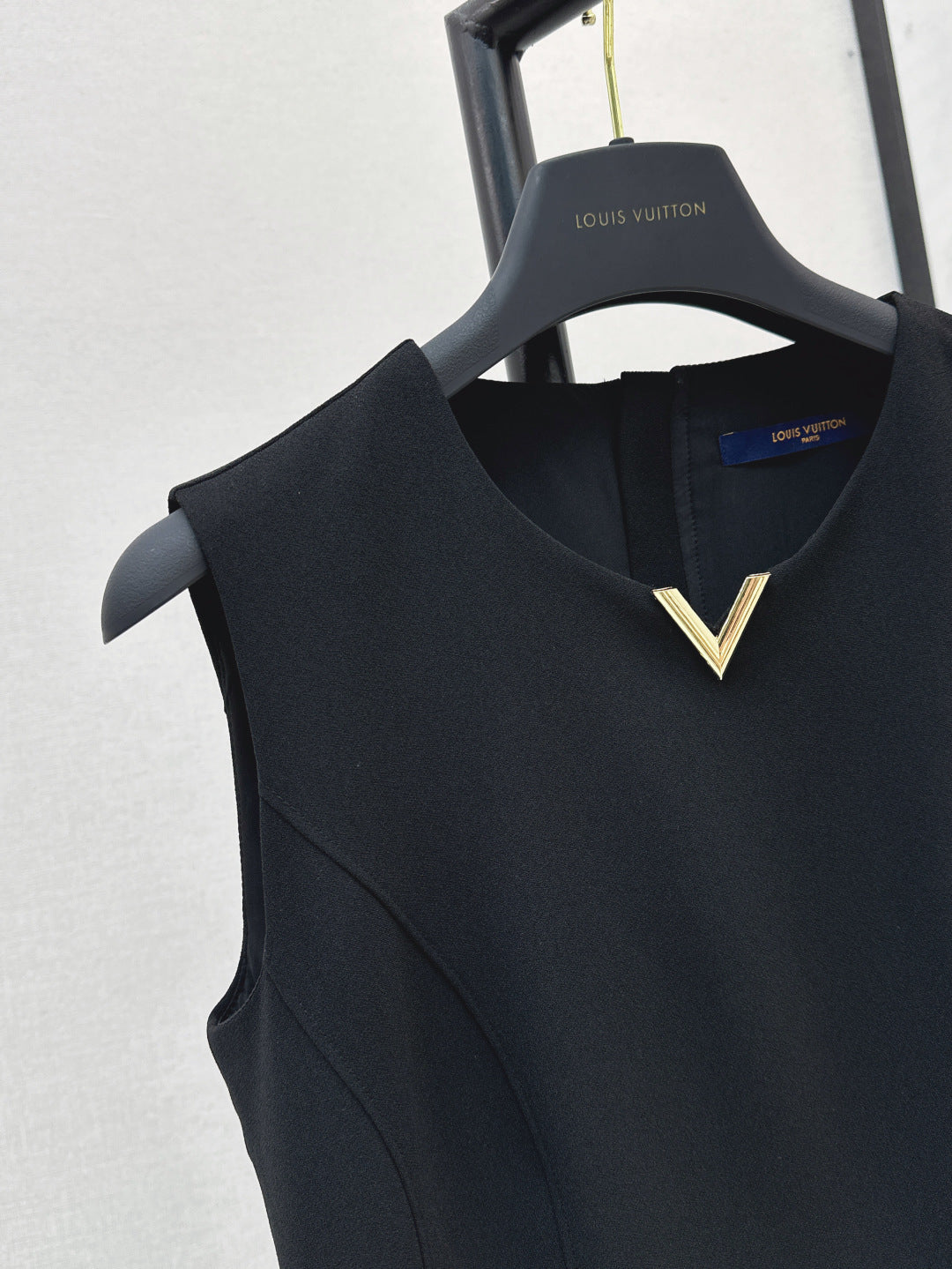 Loui* 25ss sleeveless dress with gold buttons