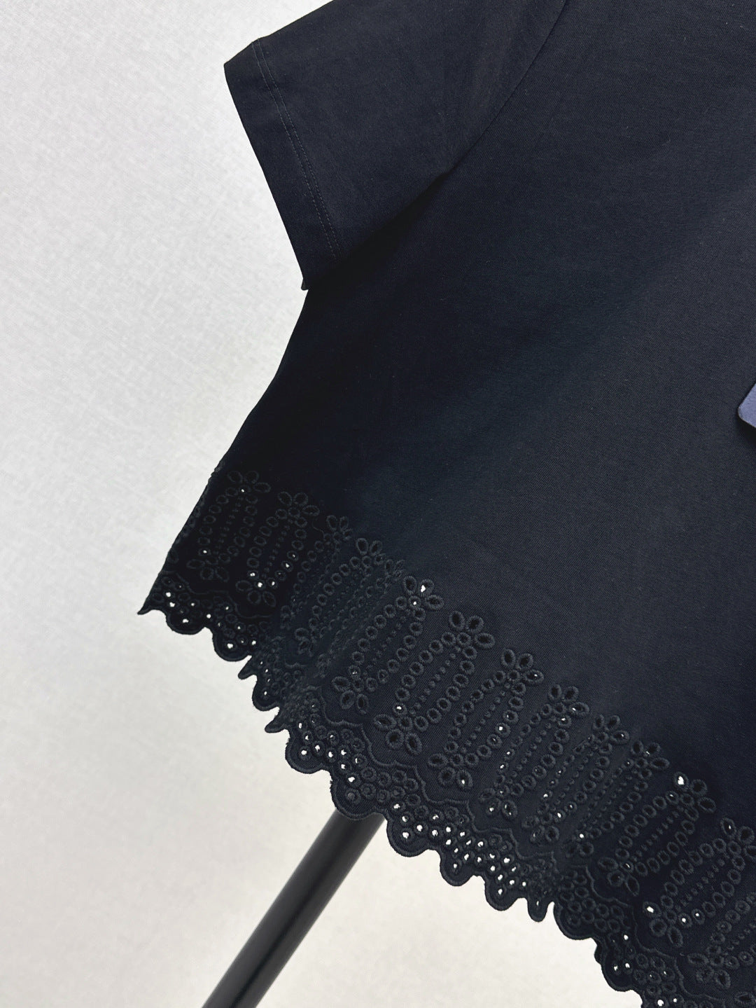 Loui* 25ss embroidered trim cropped top