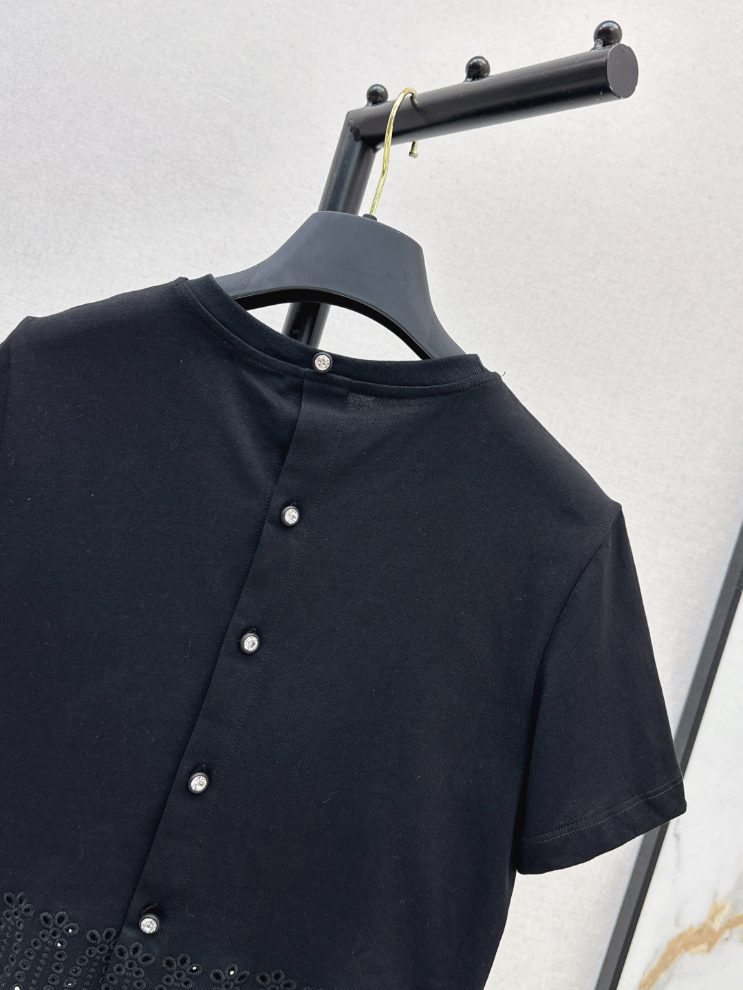 Loui* 25ss embroidered trim cropped top