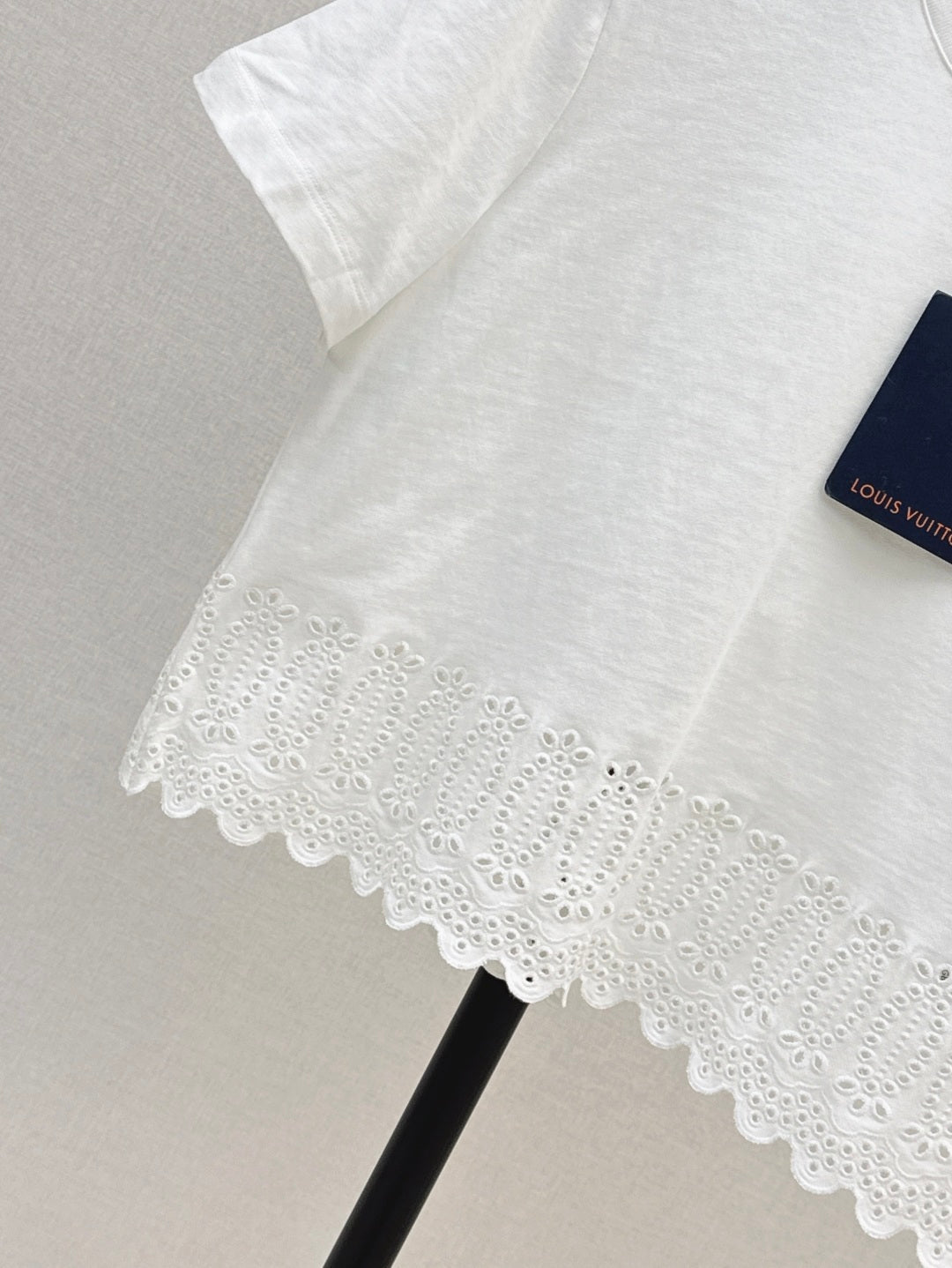 Loui* 25ss embroidered trim cropped top