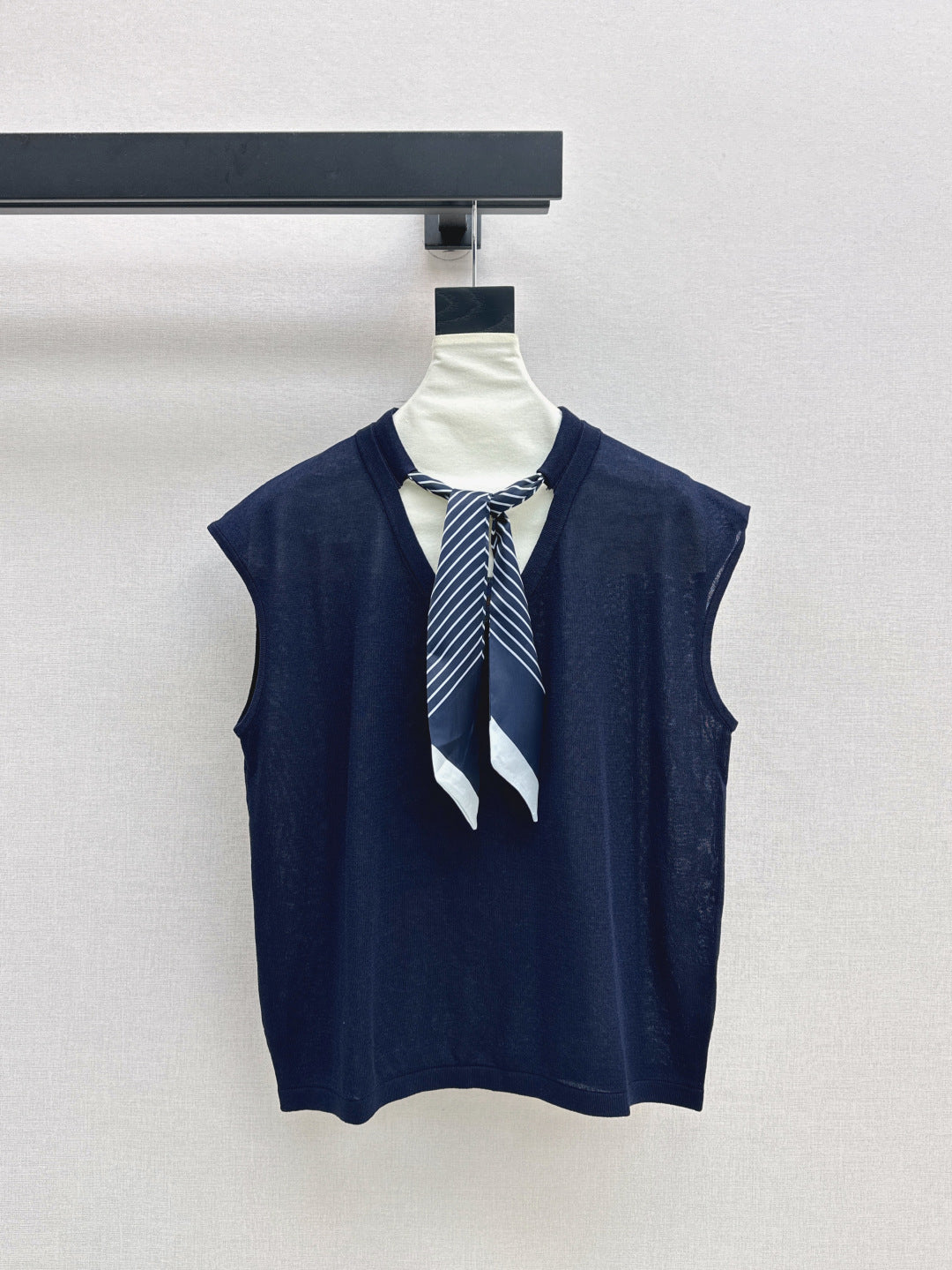 D*r 25ss scraf accent sleeveless sweater