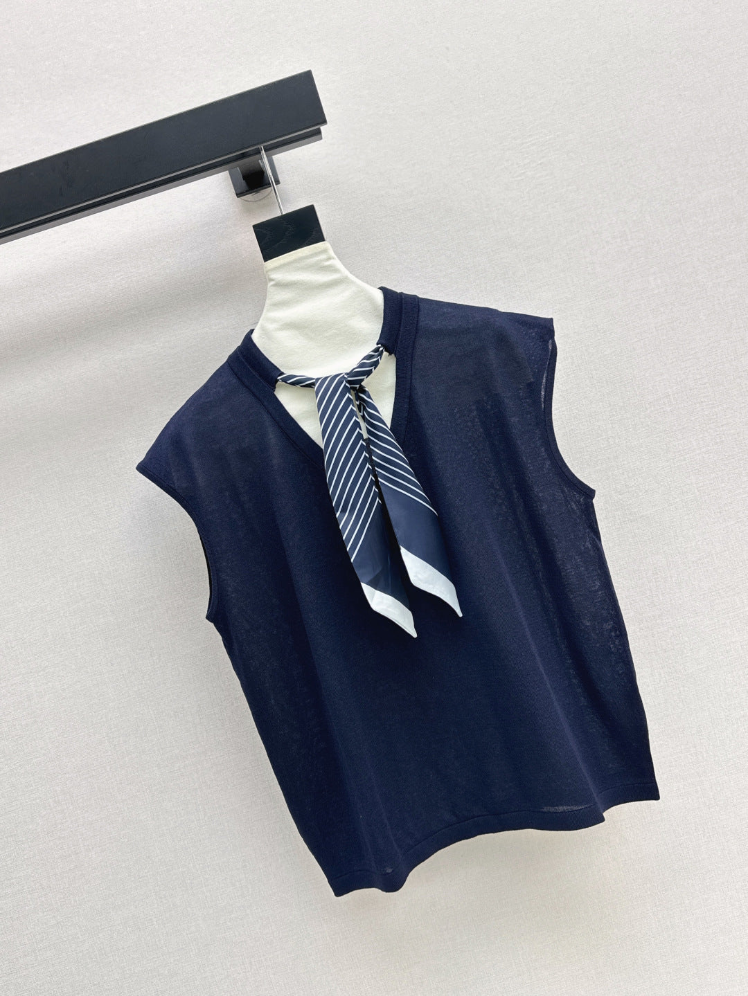 D*r 25ss scraf accent sleeveless sweater