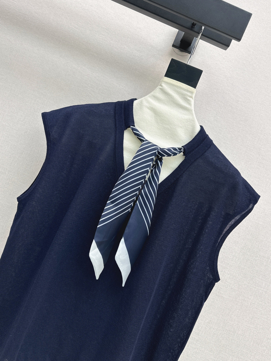 D*r 25ss scraf accent sleeveless sweater