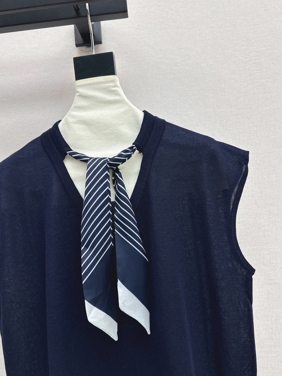 D*r 25ss scraf accent sleeveless sweater