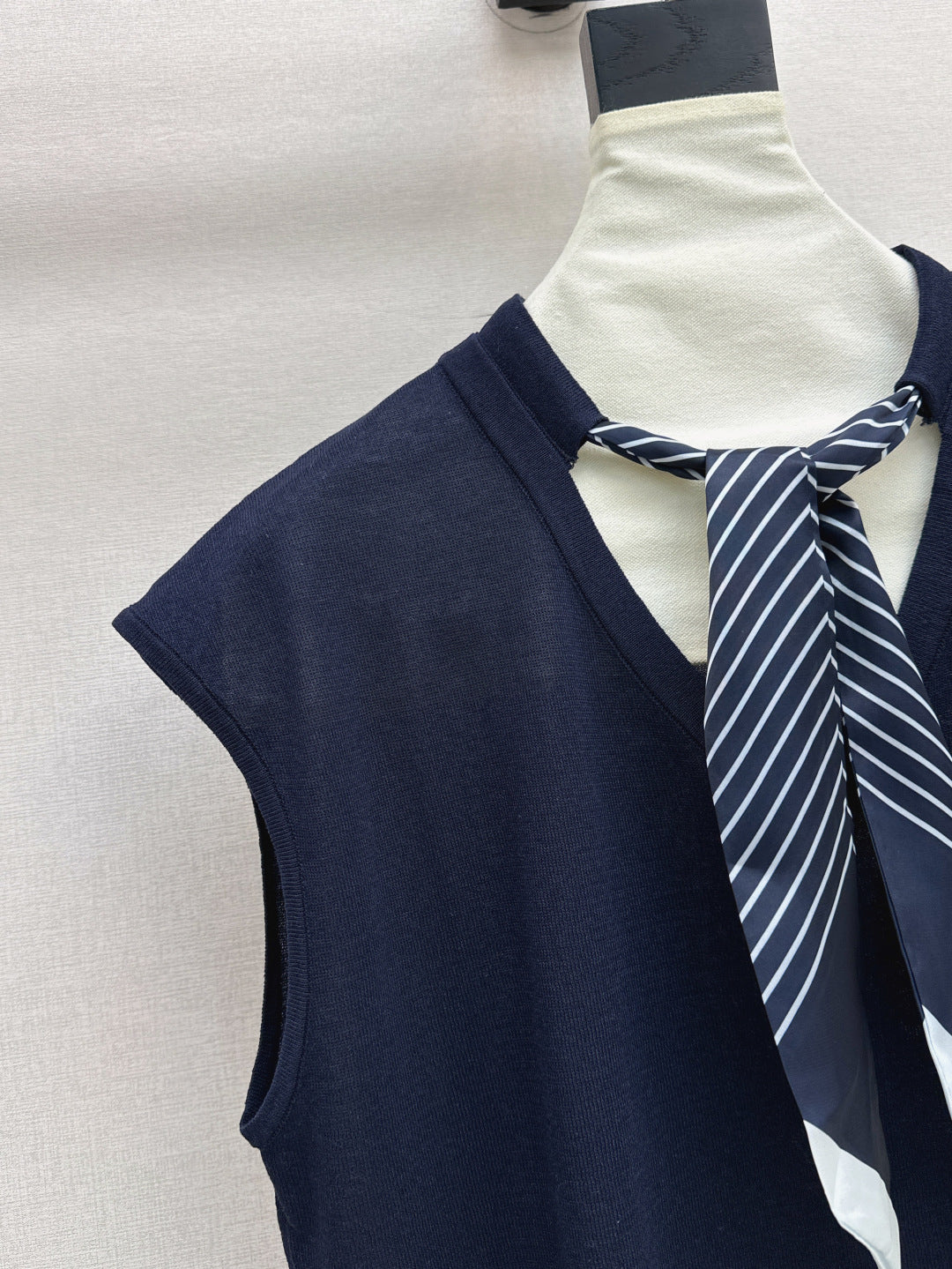 D*r 25ss scraf accent sleeveless sweater