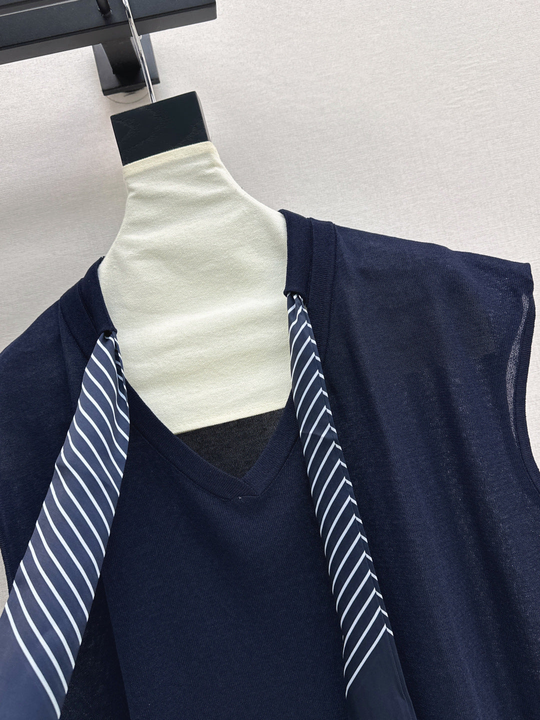 D*r 25ss scraf accent sleeveless sweater