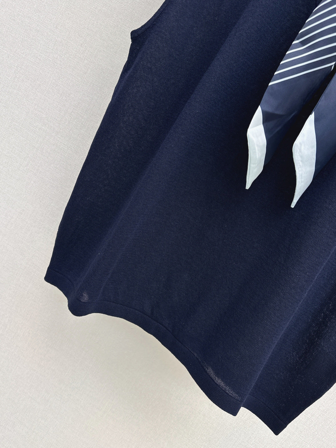 D*r 25ss scraf accent sleeveless sweater