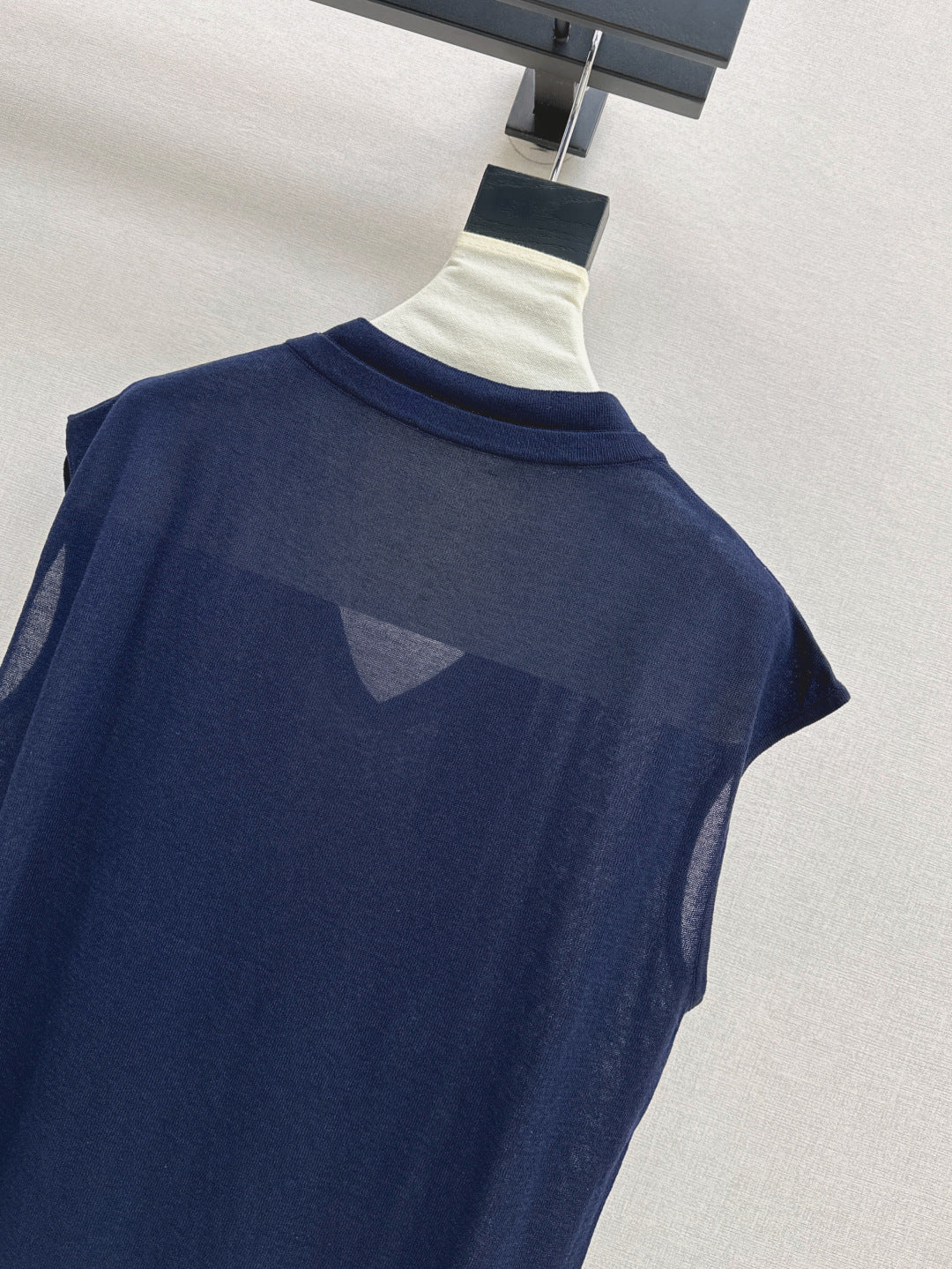 D*r 25ss scraf accent sleeveless sweater