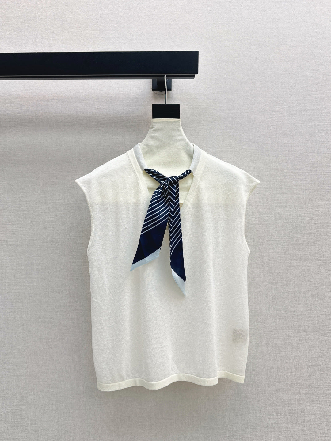 D*r 25ss scraf accent sleeveless sweater