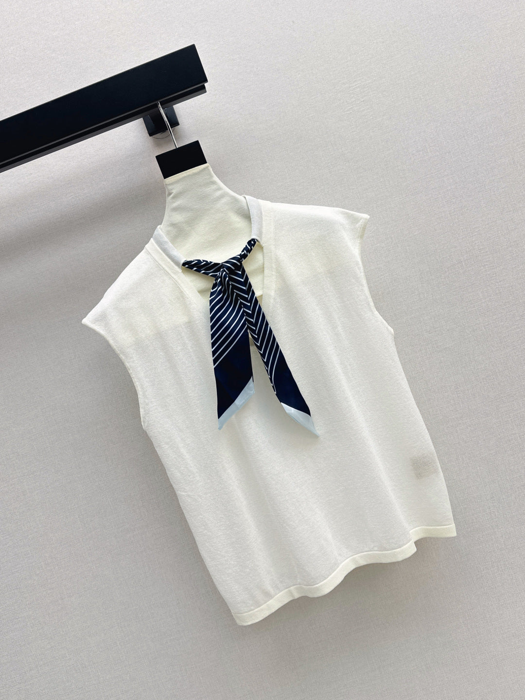 D*r 25ss scraf accent sleeveless sweater